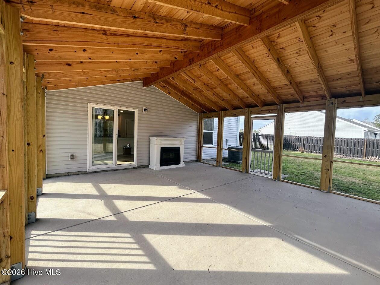 100562771 | Photo 14