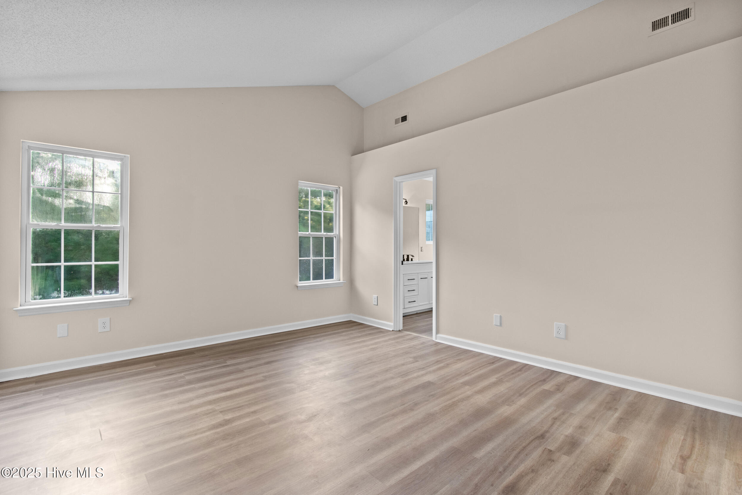 100561425 | Photo 24