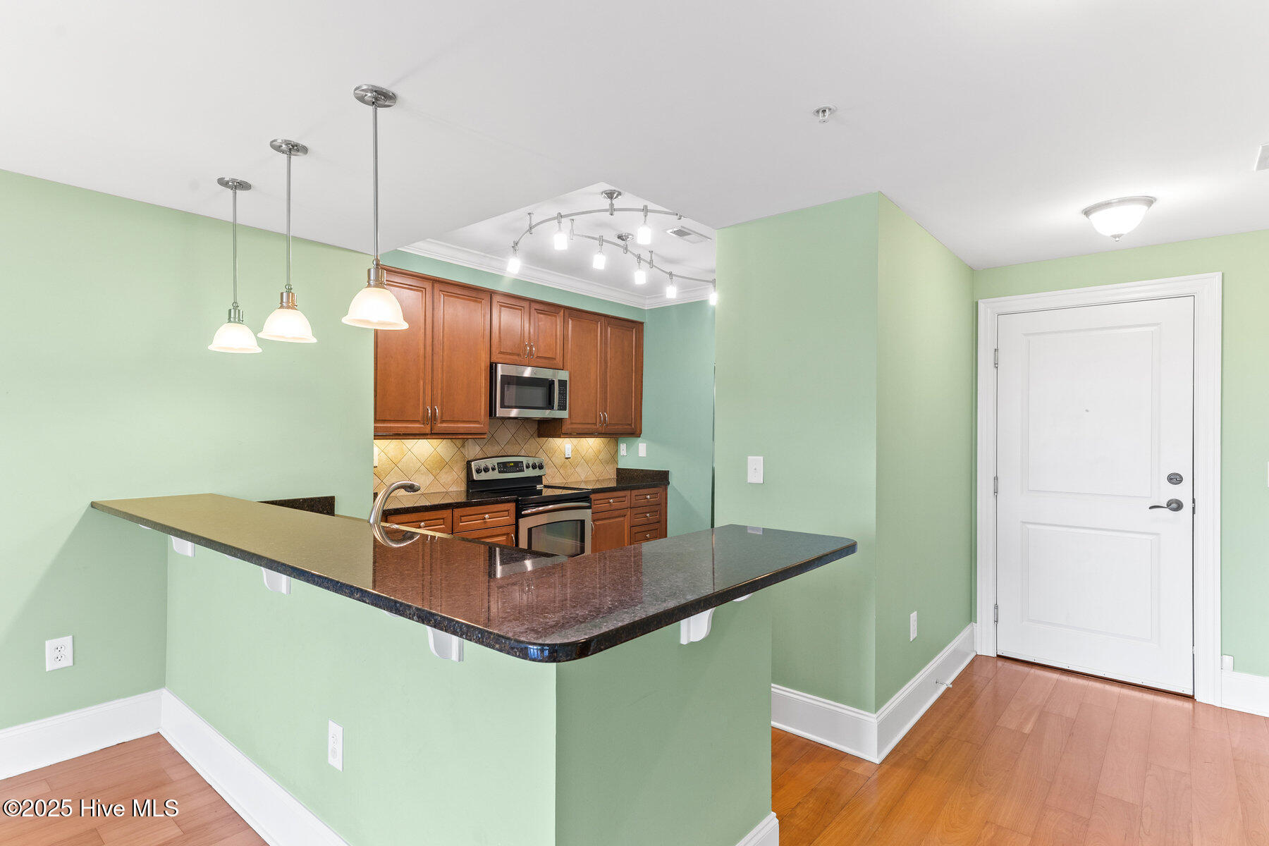 100518149 | Photo 10