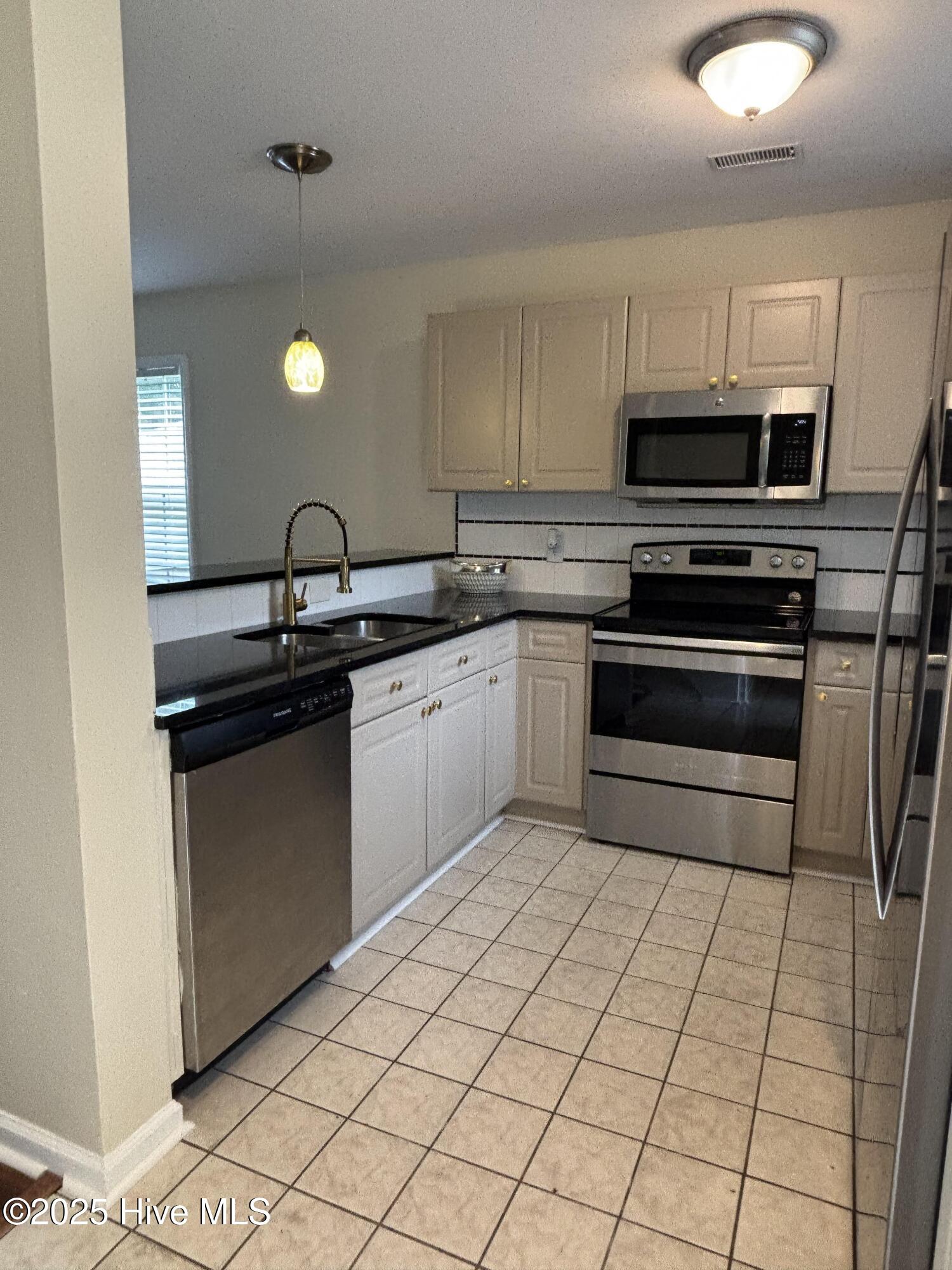 100522436 | Photo 14