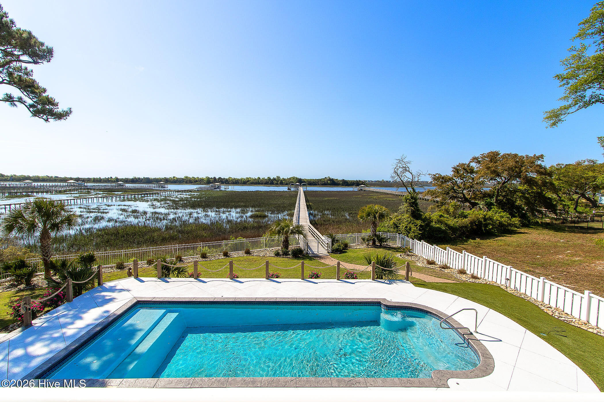 100568588 | Photo 74