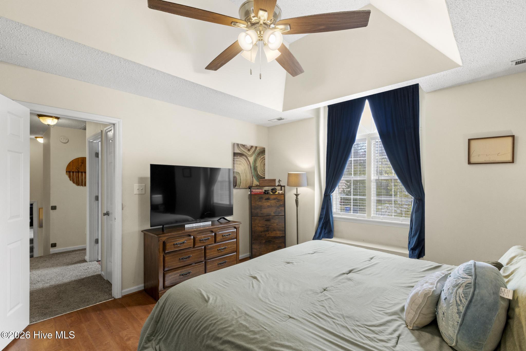 100560413 | Photo 17