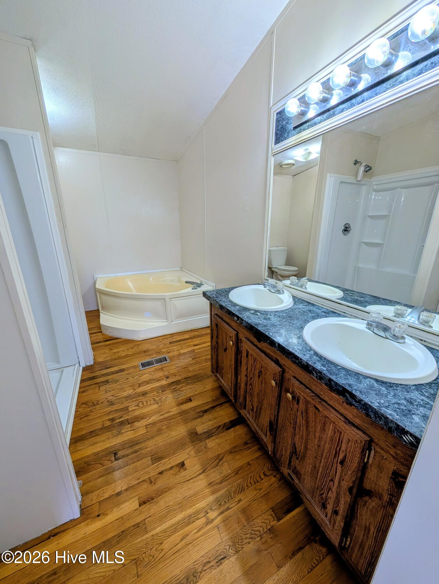 100560578 | Photo 14