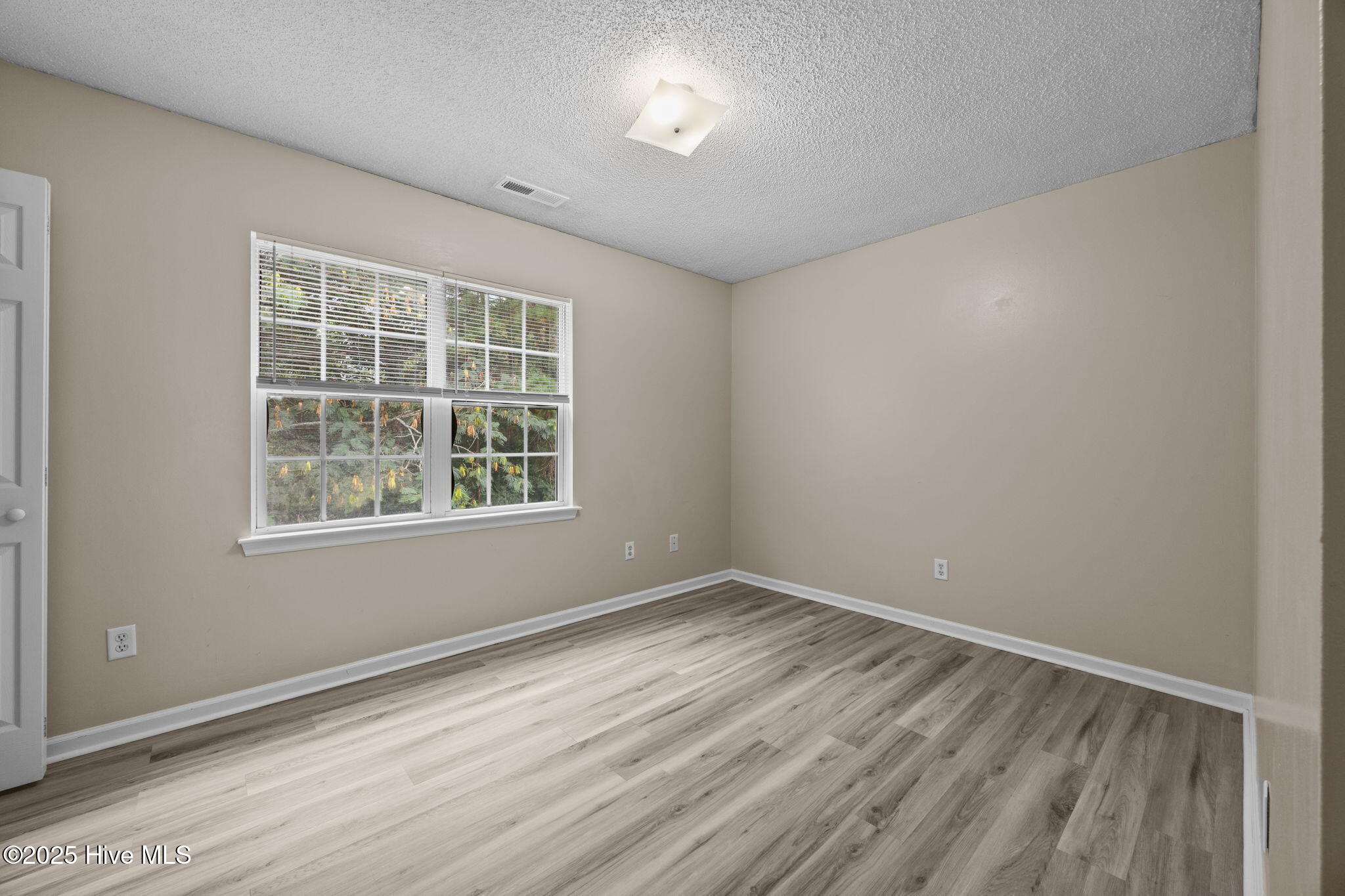 100525810 | Photo 14