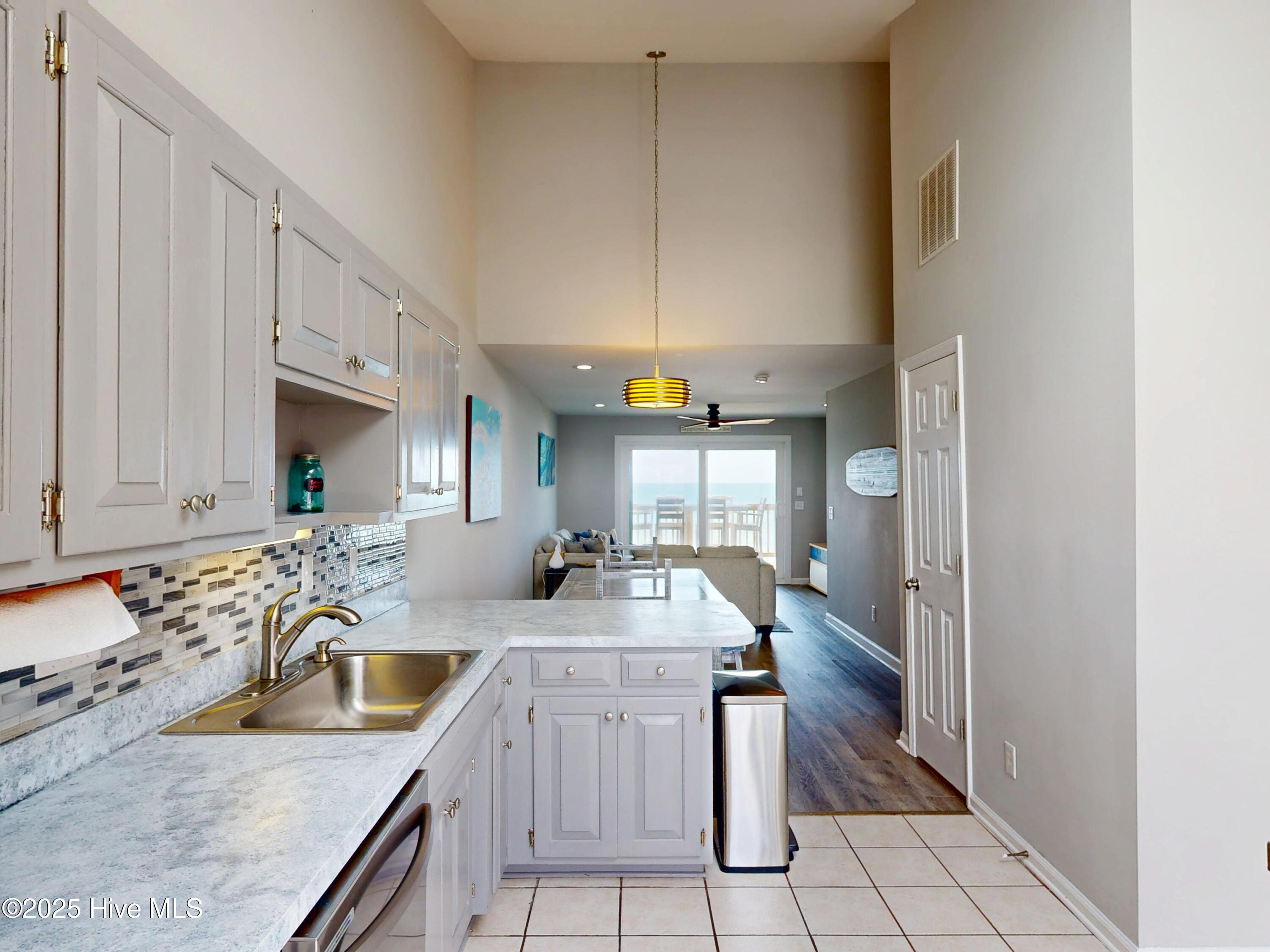 100550586 | Photo 24