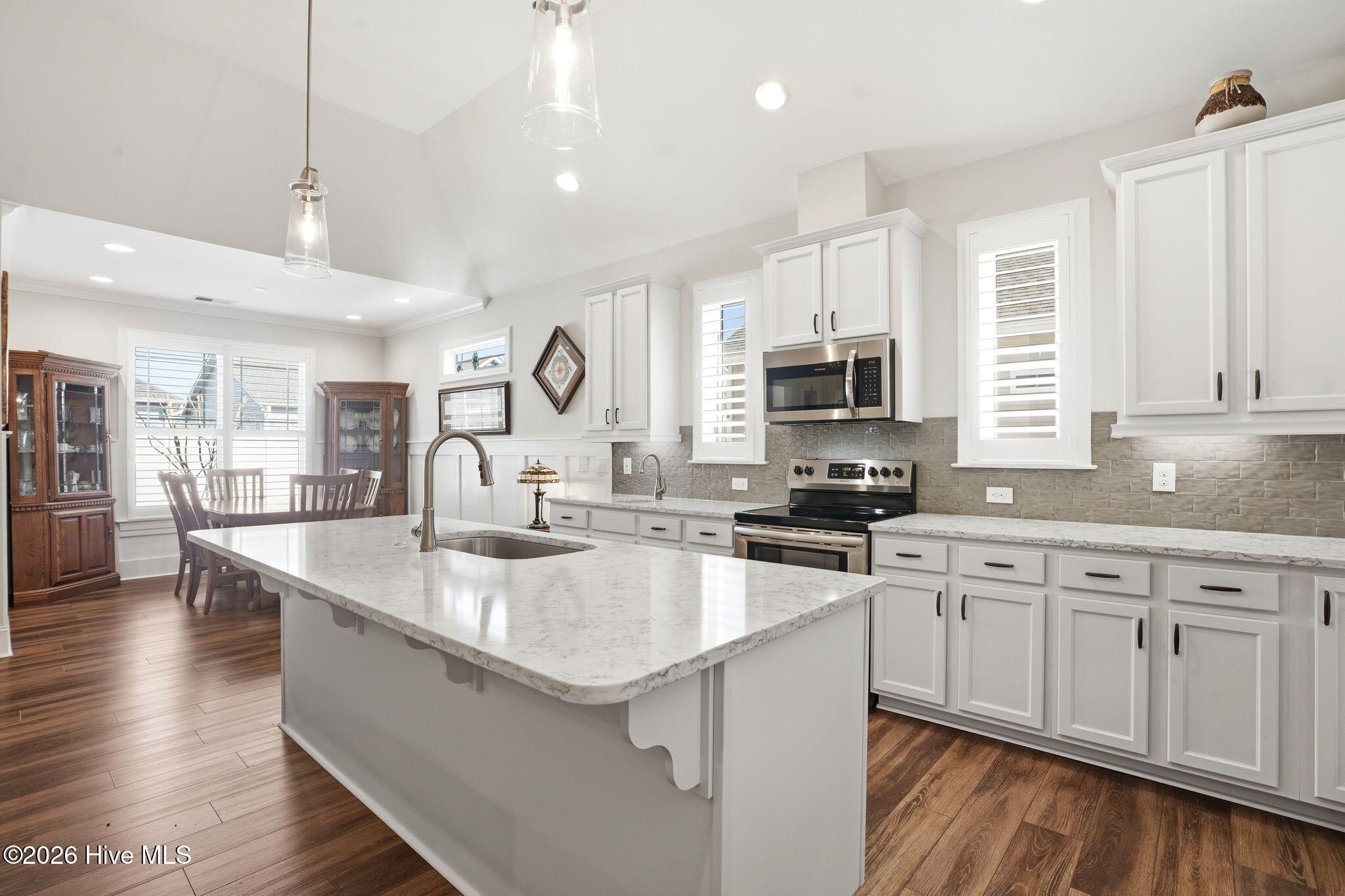 100559439 | Photo 35