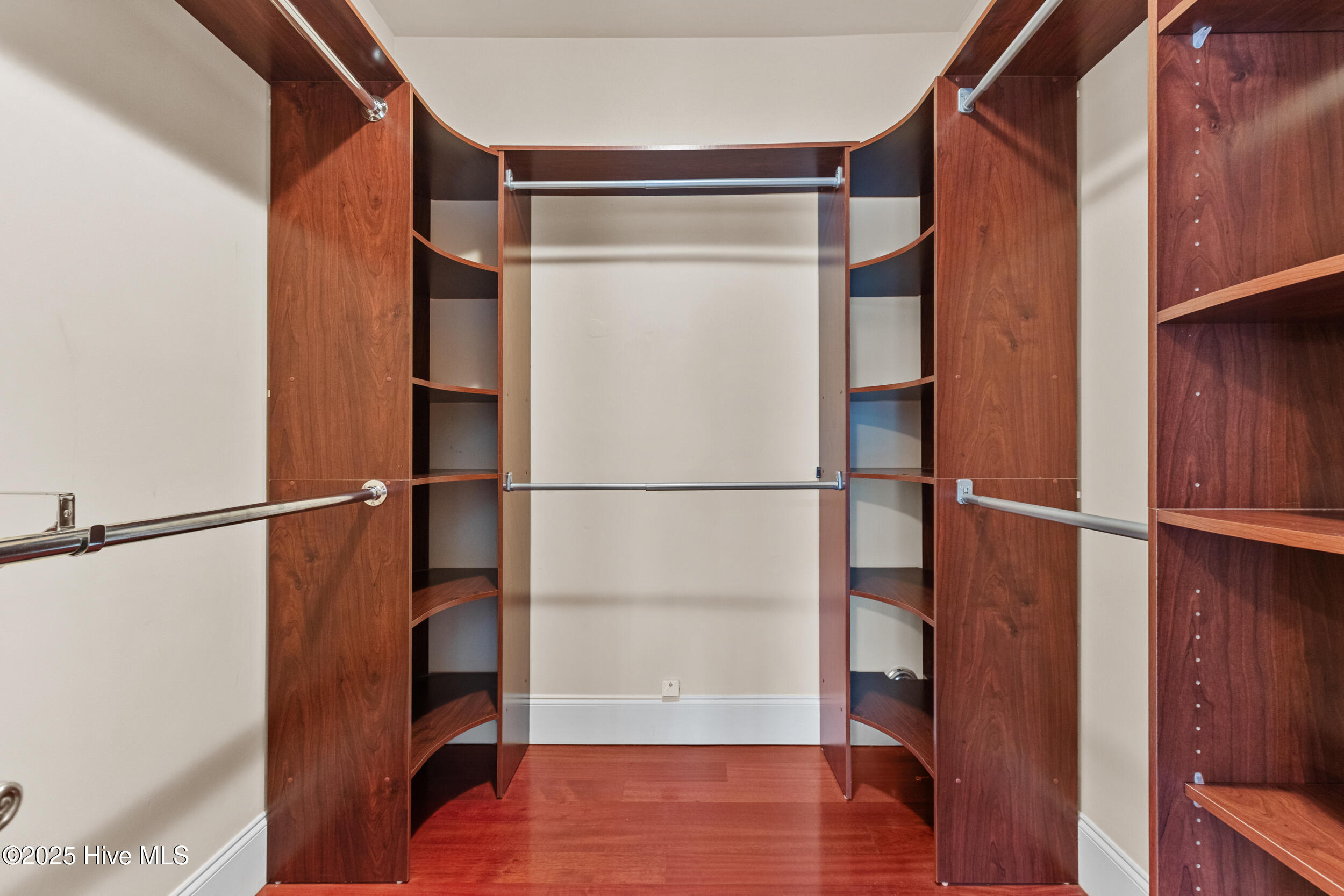 100538767 | Photo 24