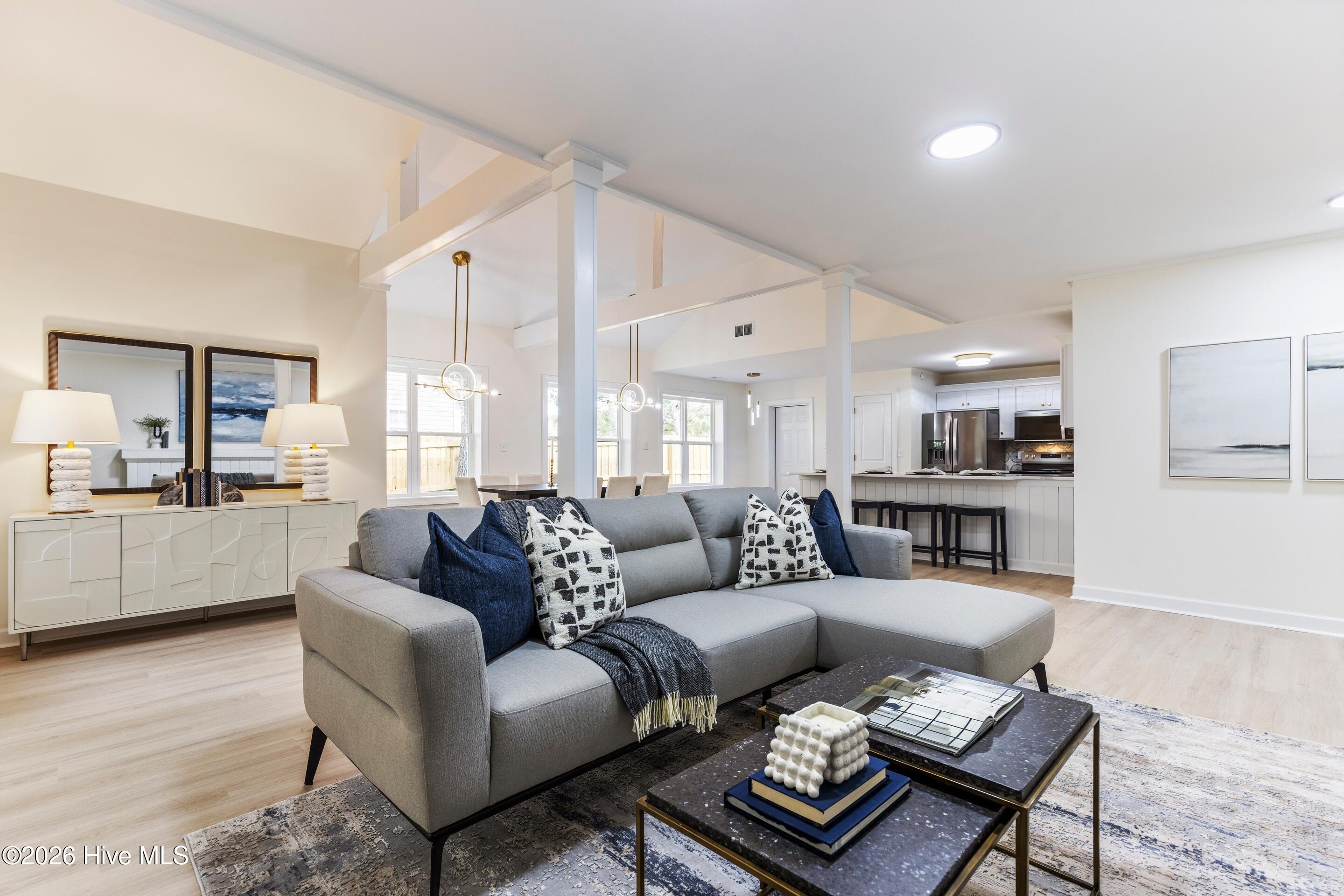 100549199 | Photo 23