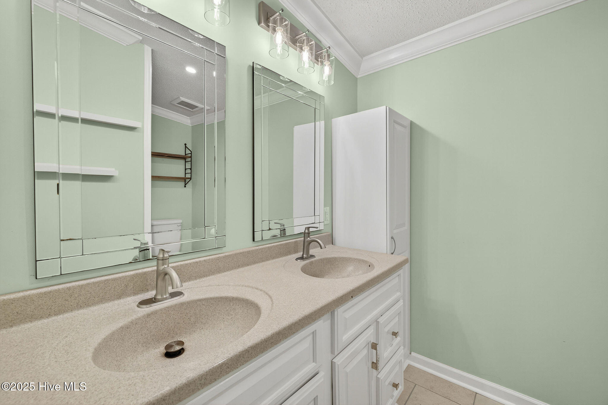 100540799 | Photo 36