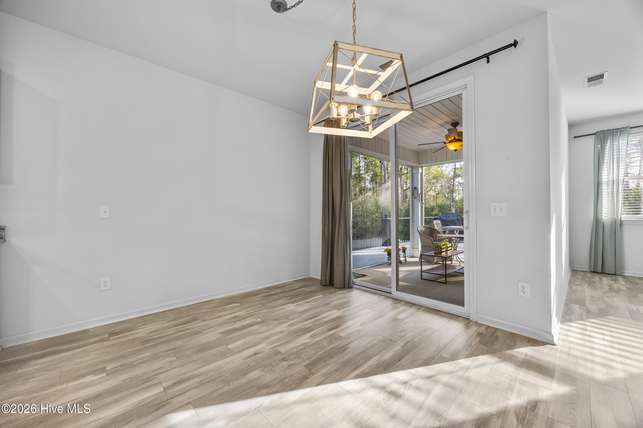 100552645 | Photo 21