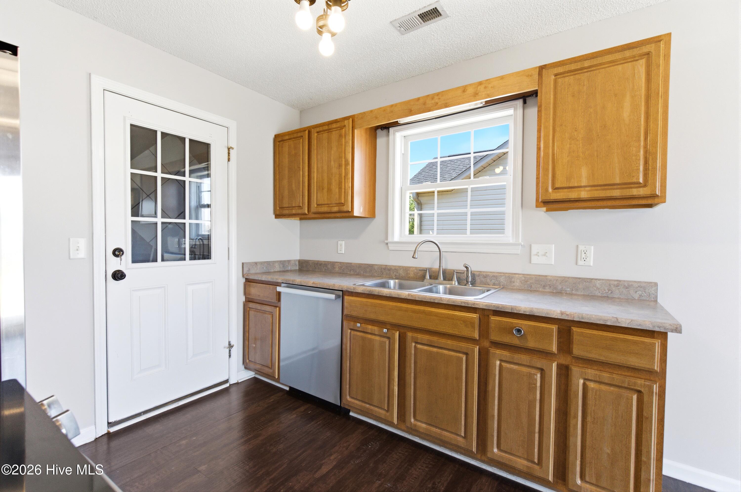 100560348 | Photo 12