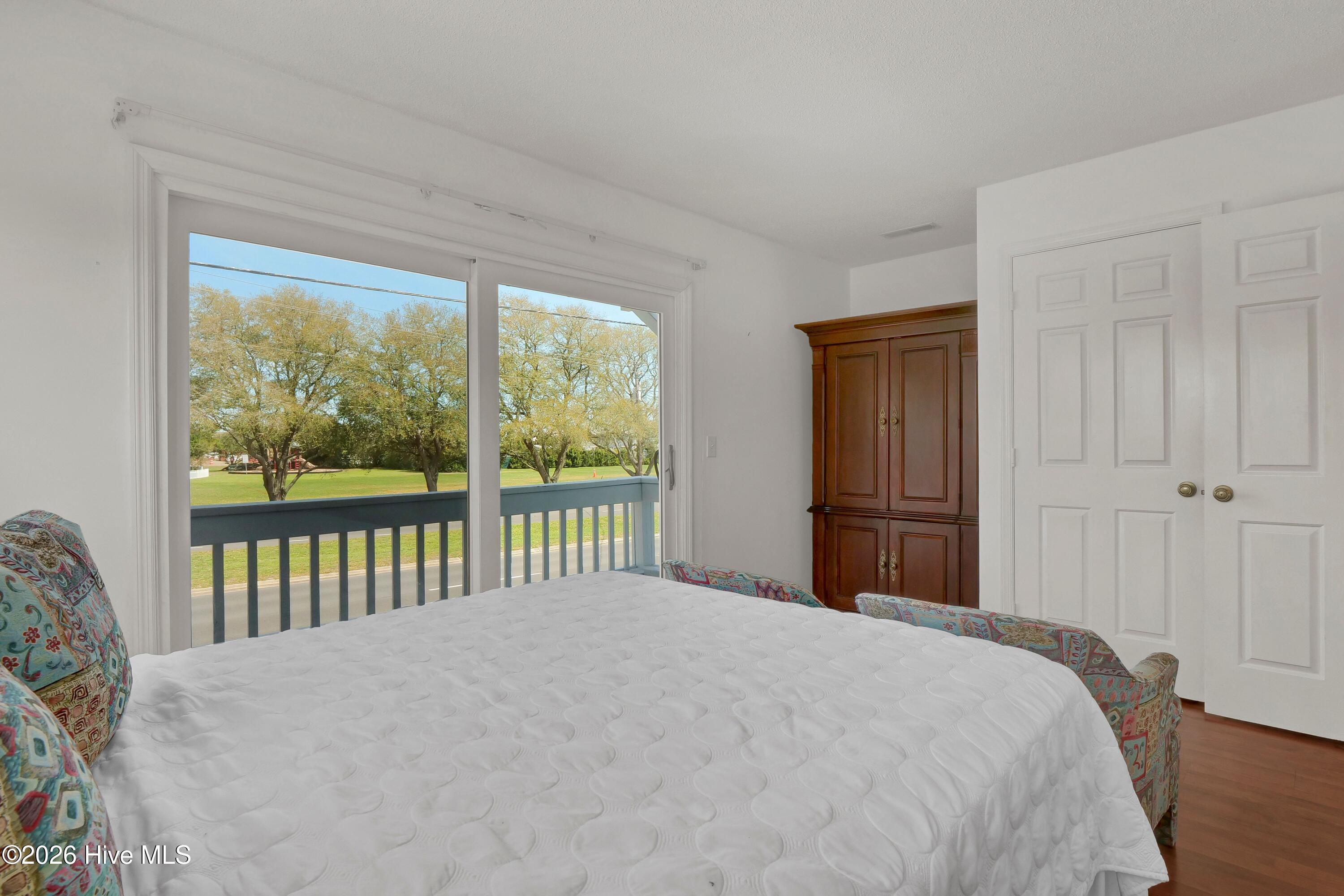 100561645 | Photo 24