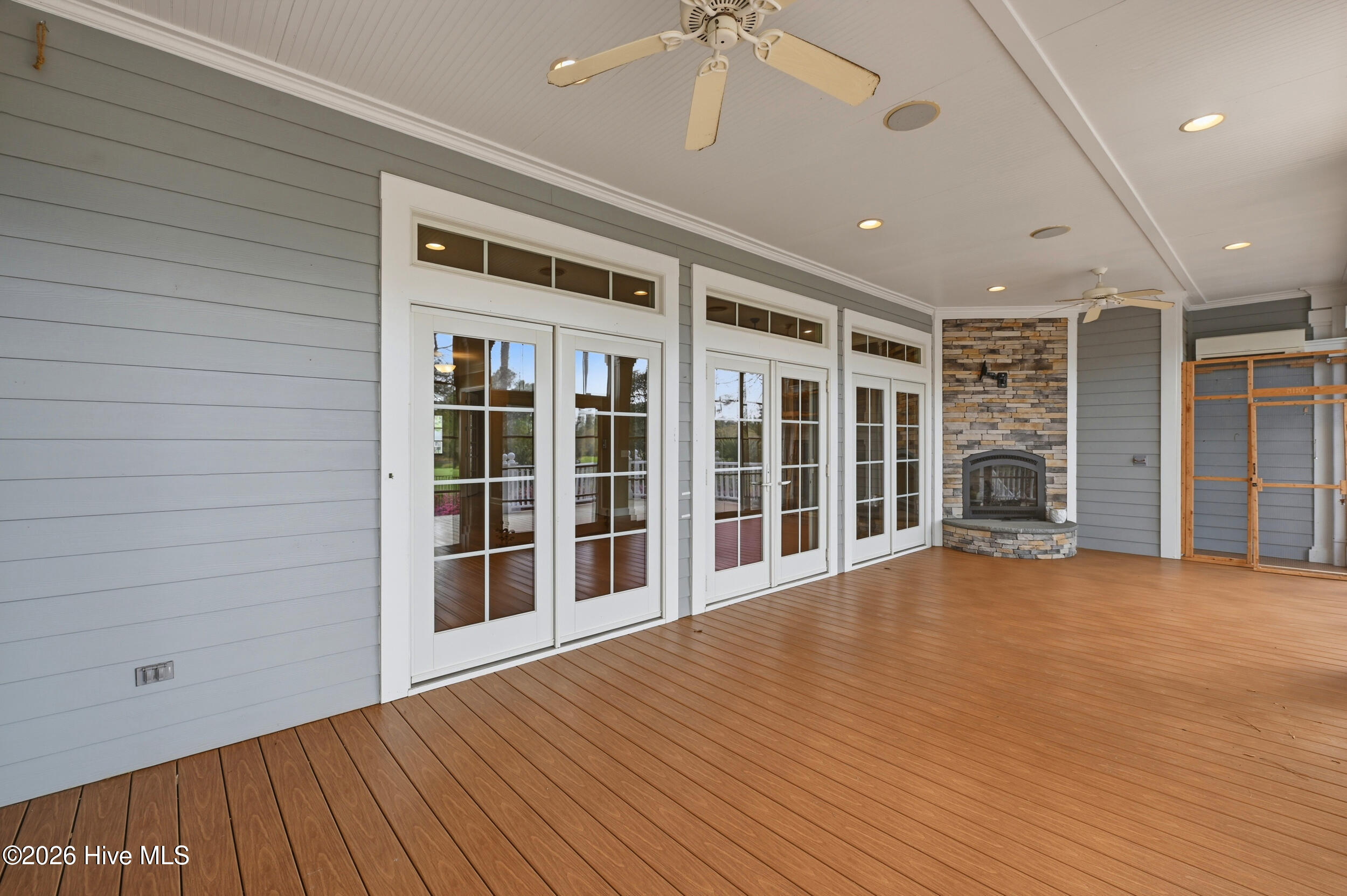 100566380 | Photo 44