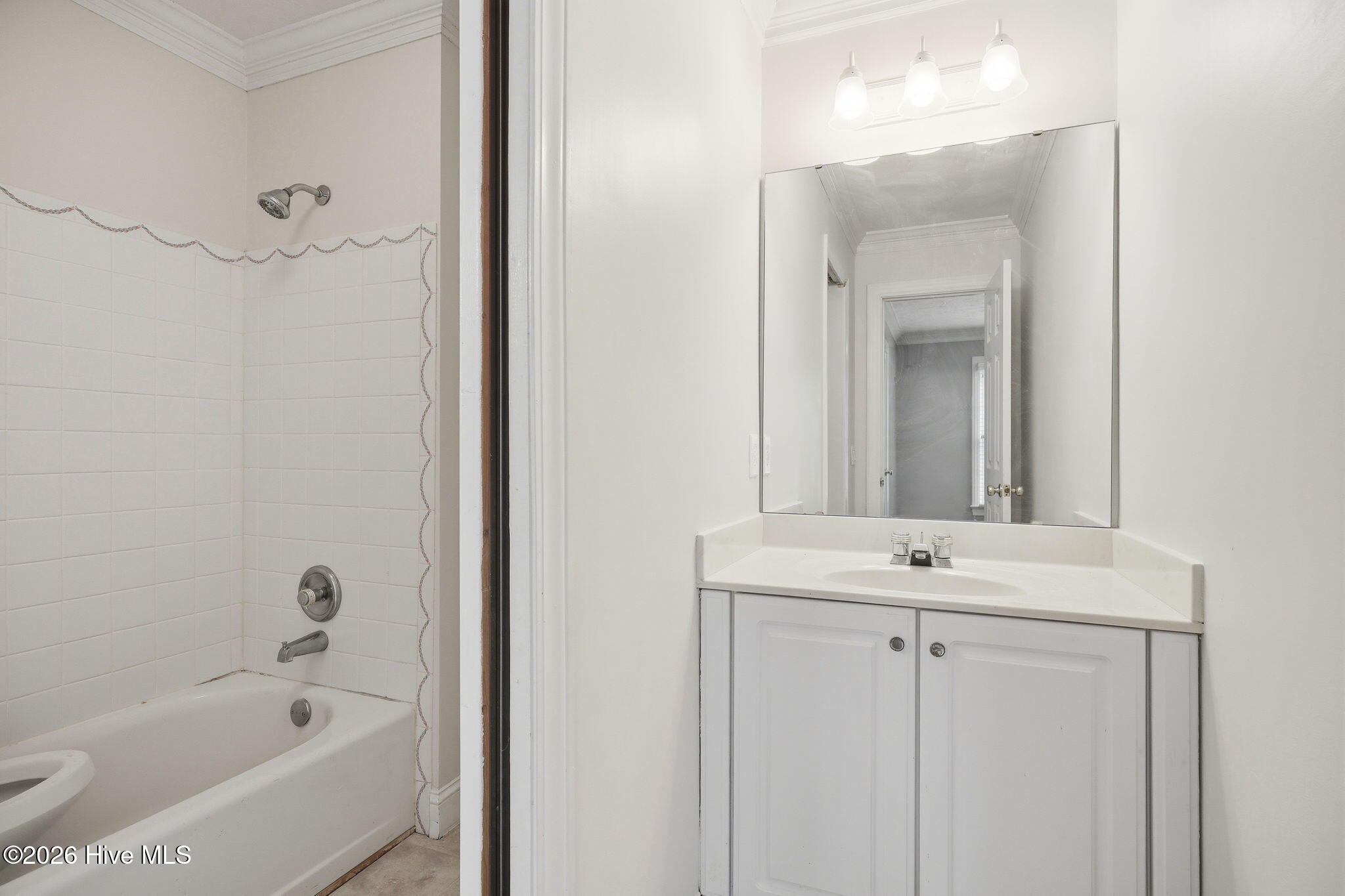 JAck n Jill bath, tiled shower- between bedroom 4 and 5