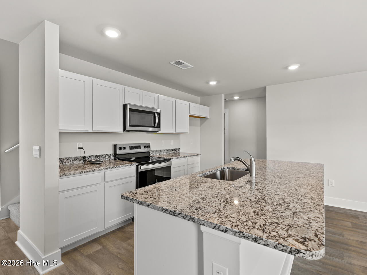 100545600 | Photo 12