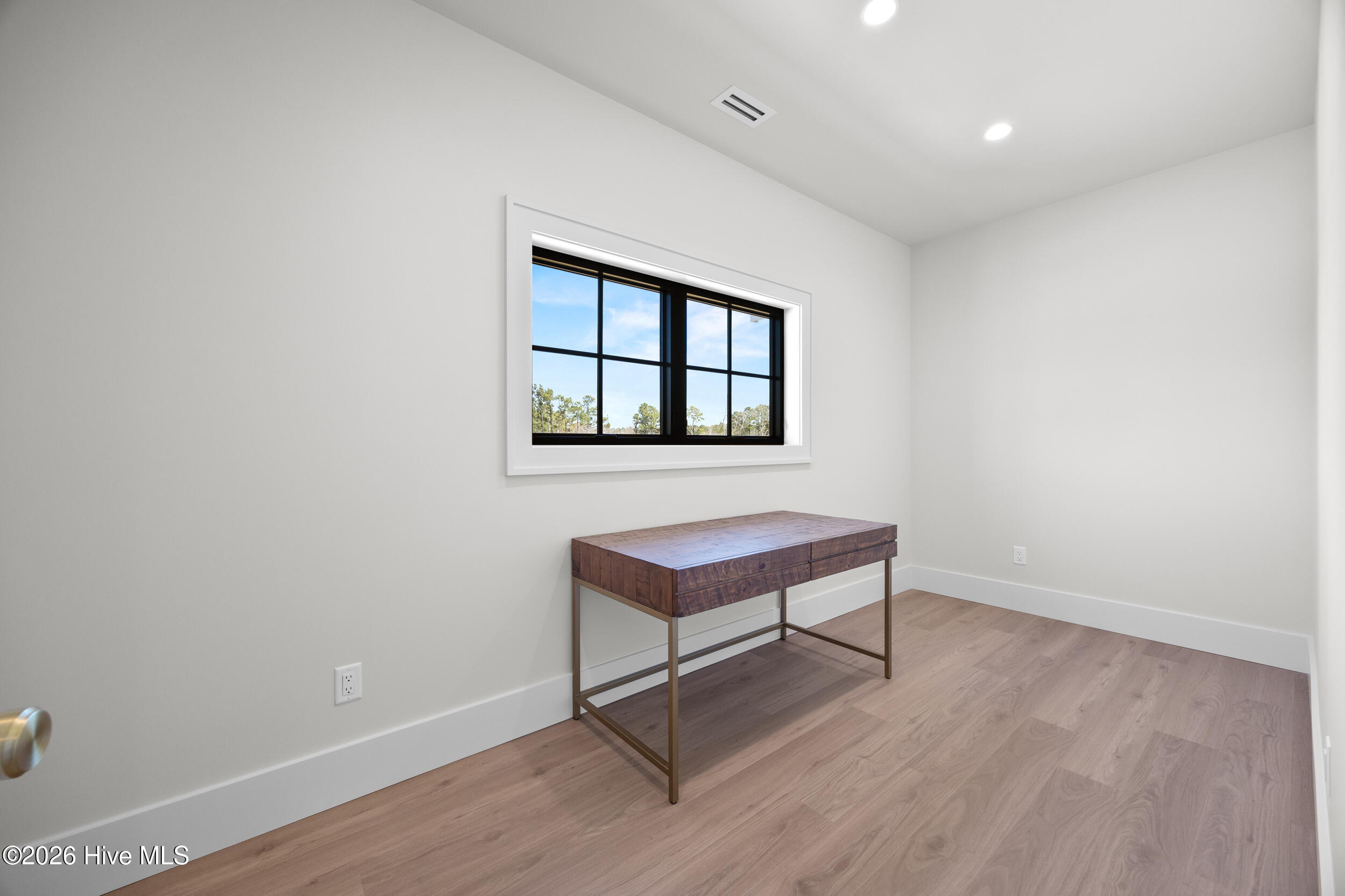 100561987 | Photo 53