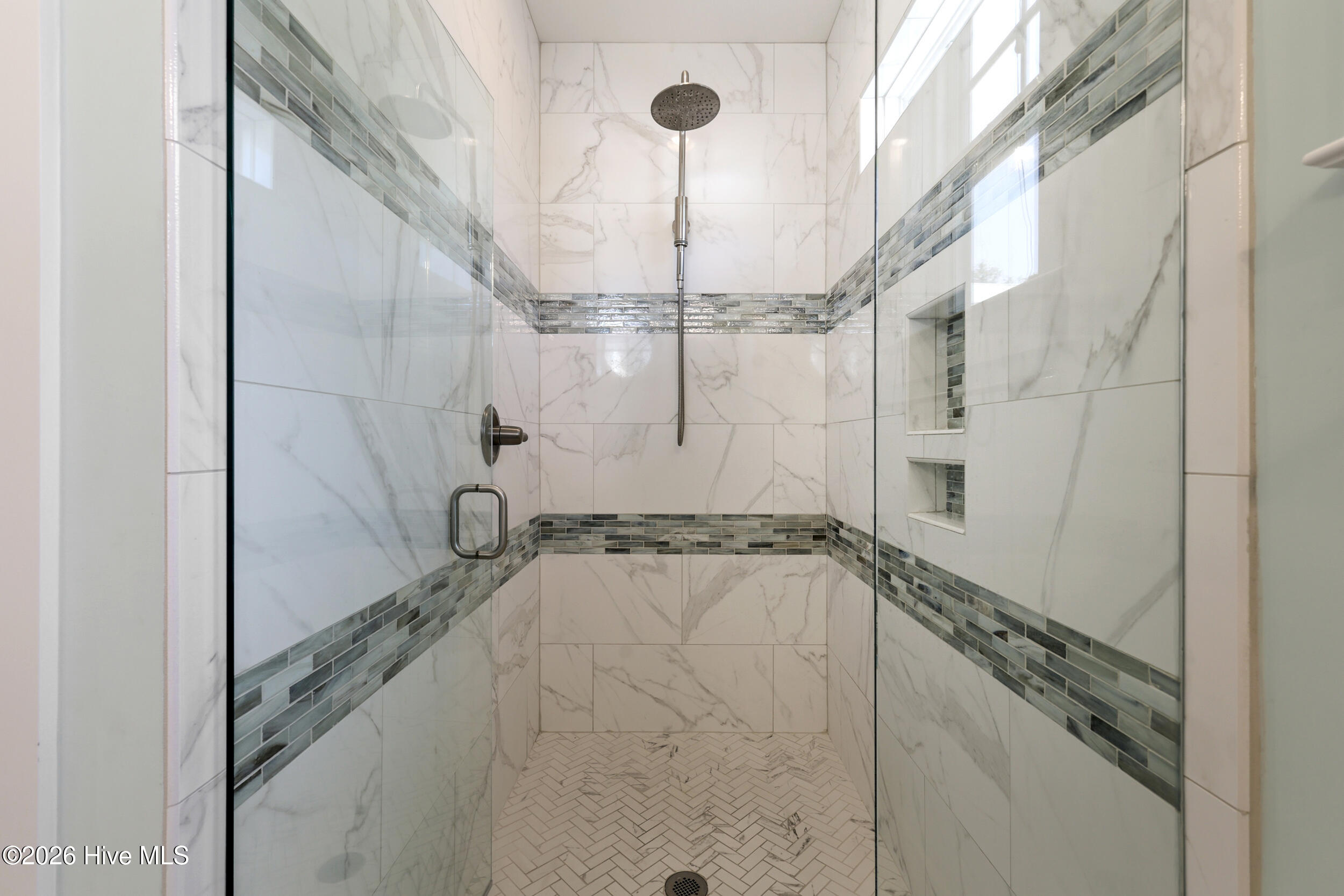 100563355 | Photo 24