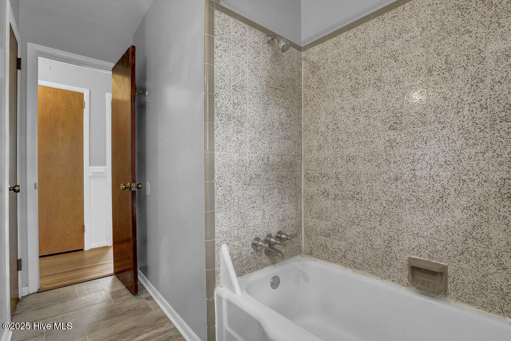 100549646 | Photo 15