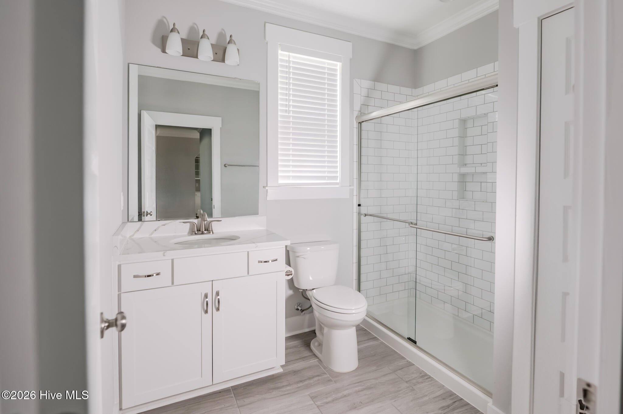 100567790 | Photo 37