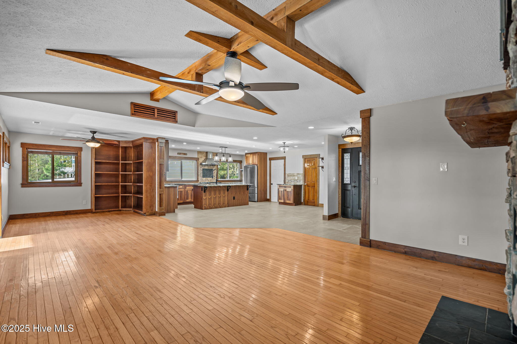 100536455 | Photo 15