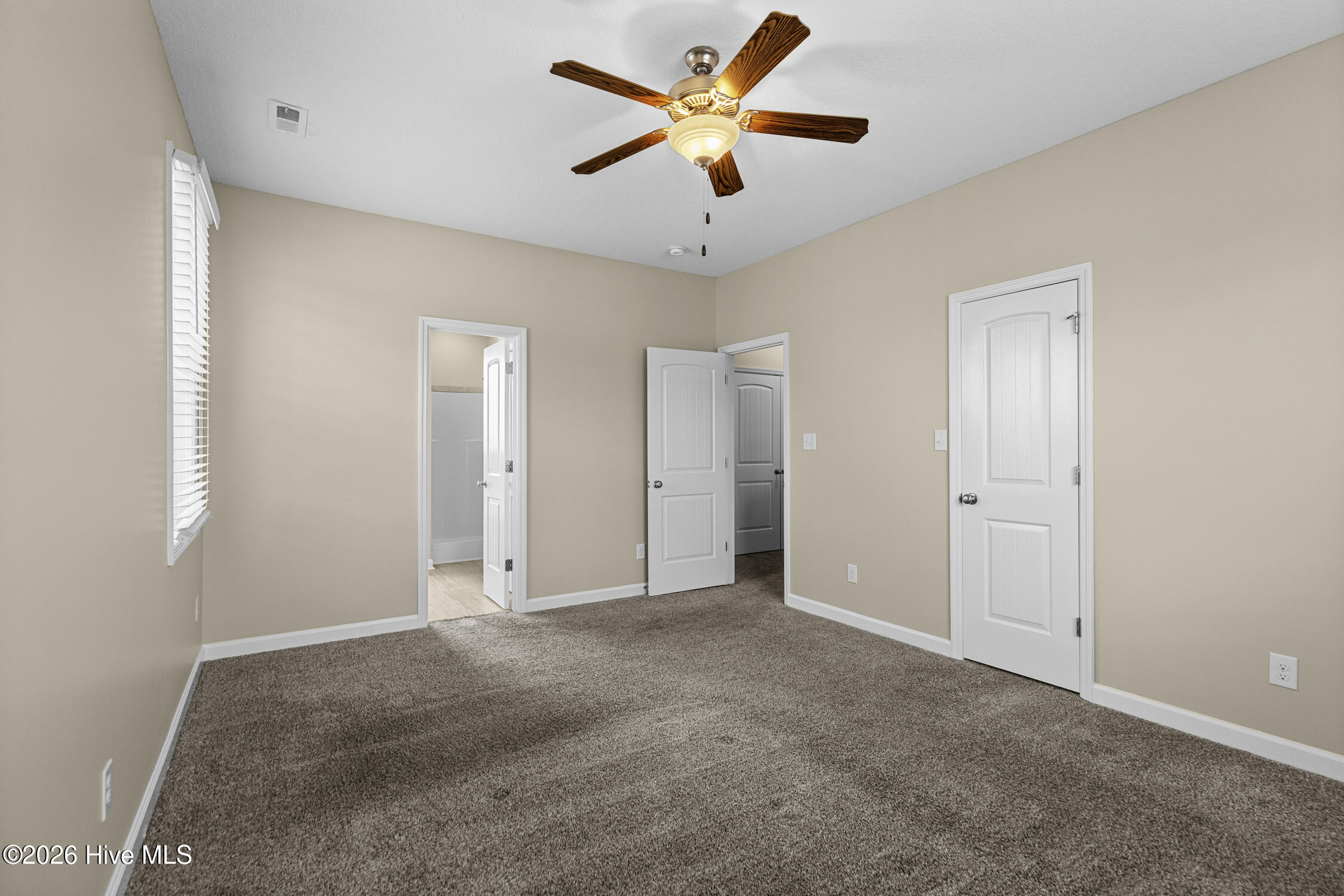 100548143 | Photo 23