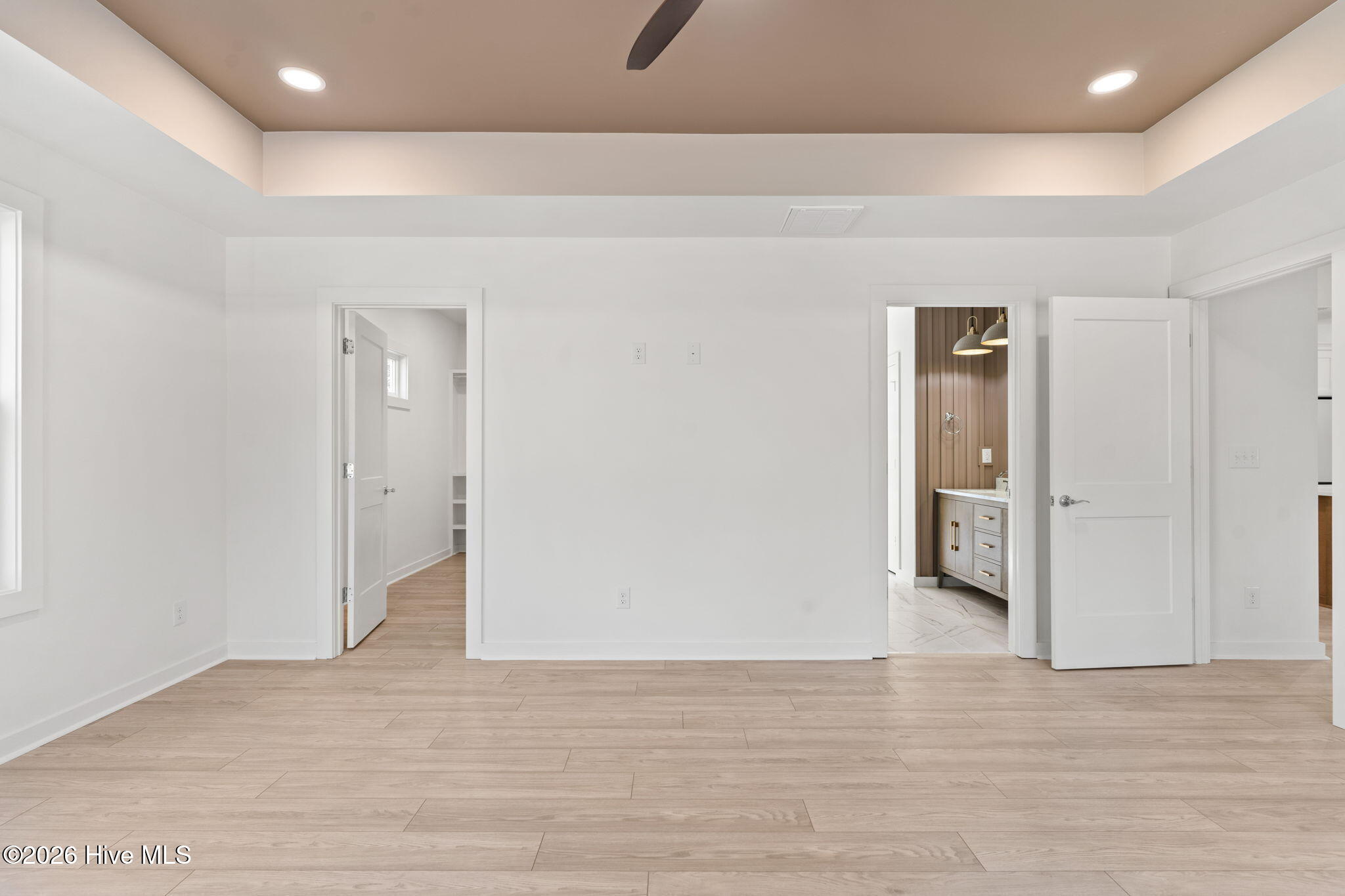 100559220 | Photo 23