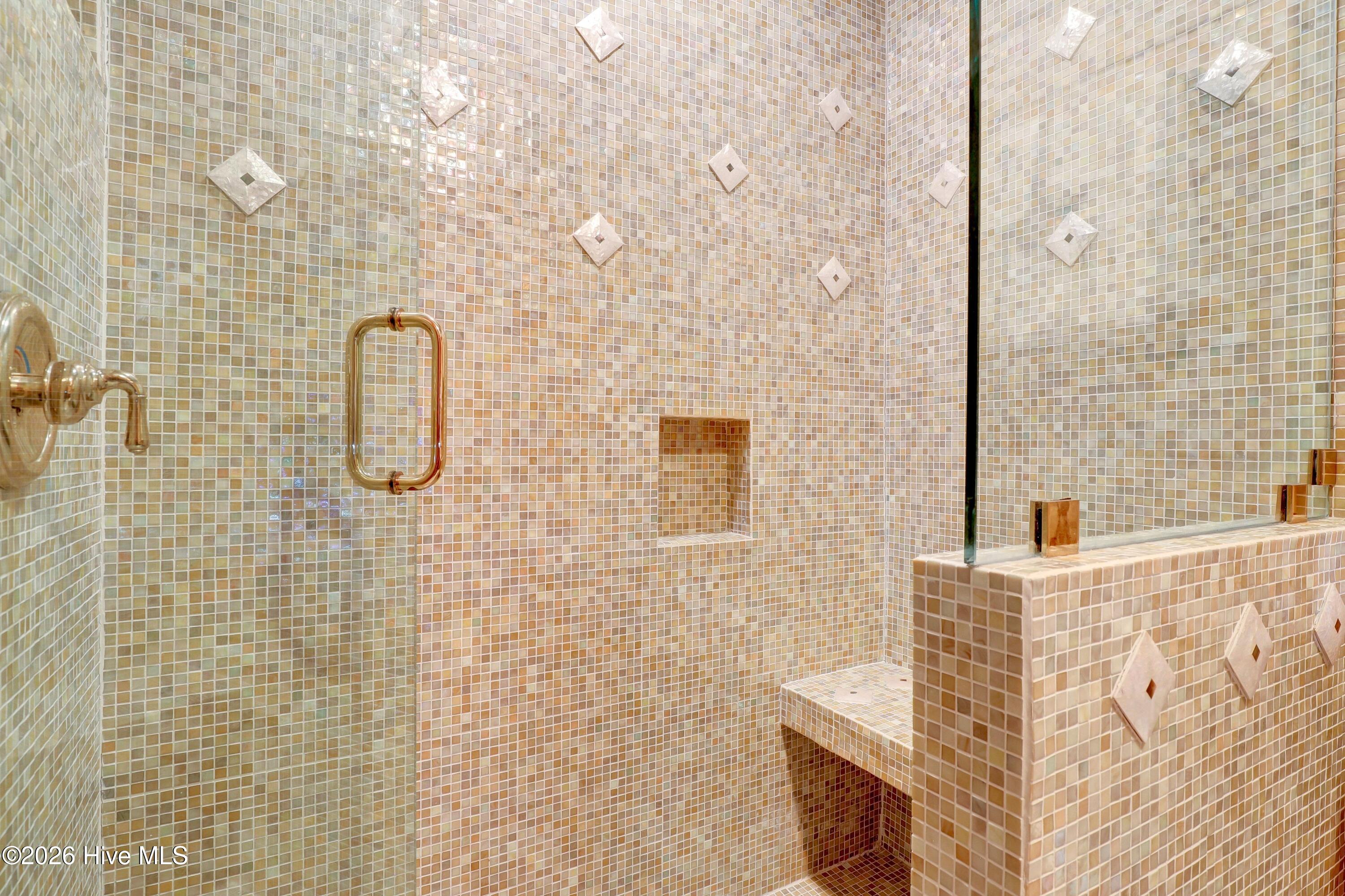 100558553 | Photo 28