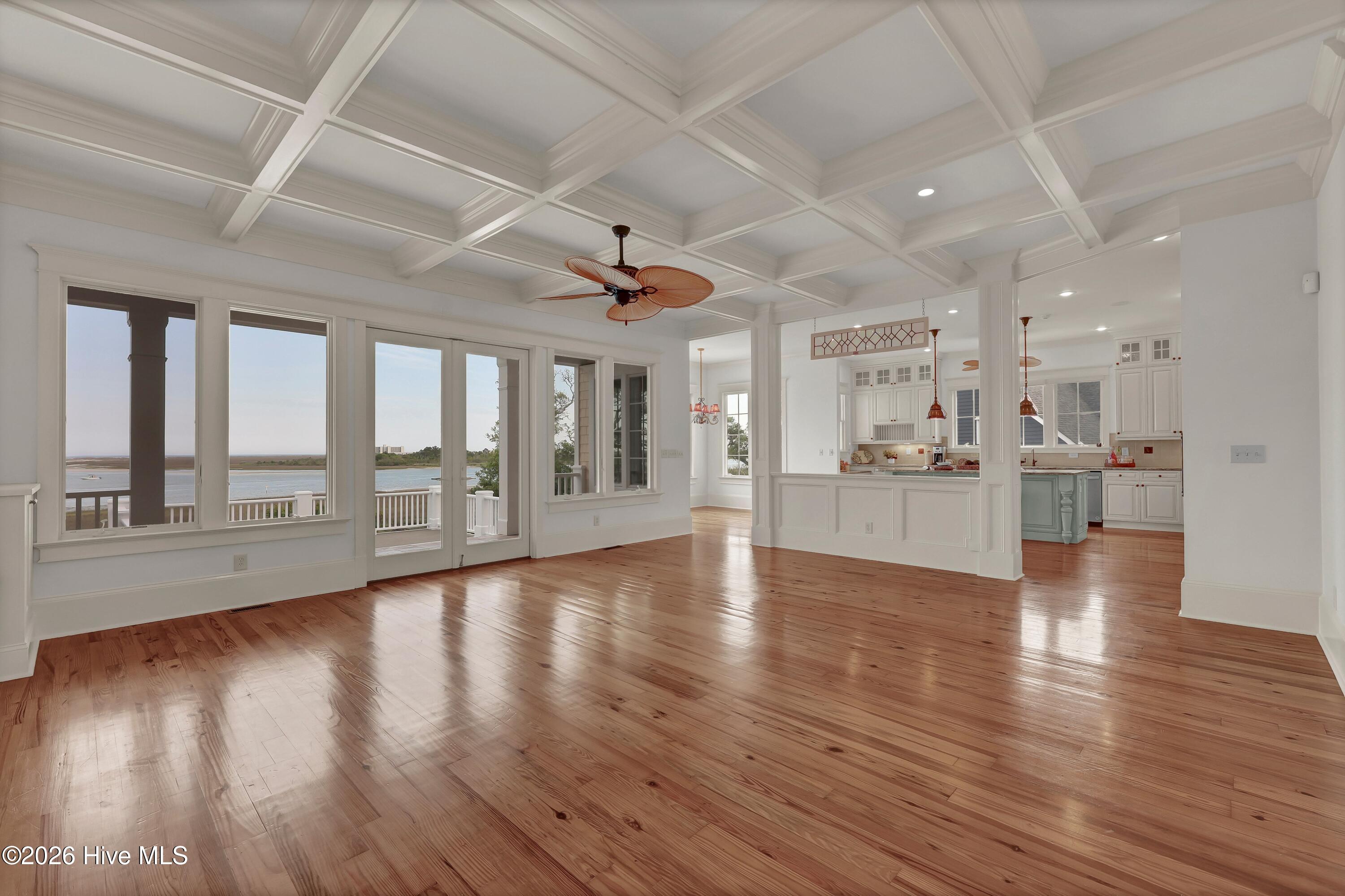 100569484 | Photo 22