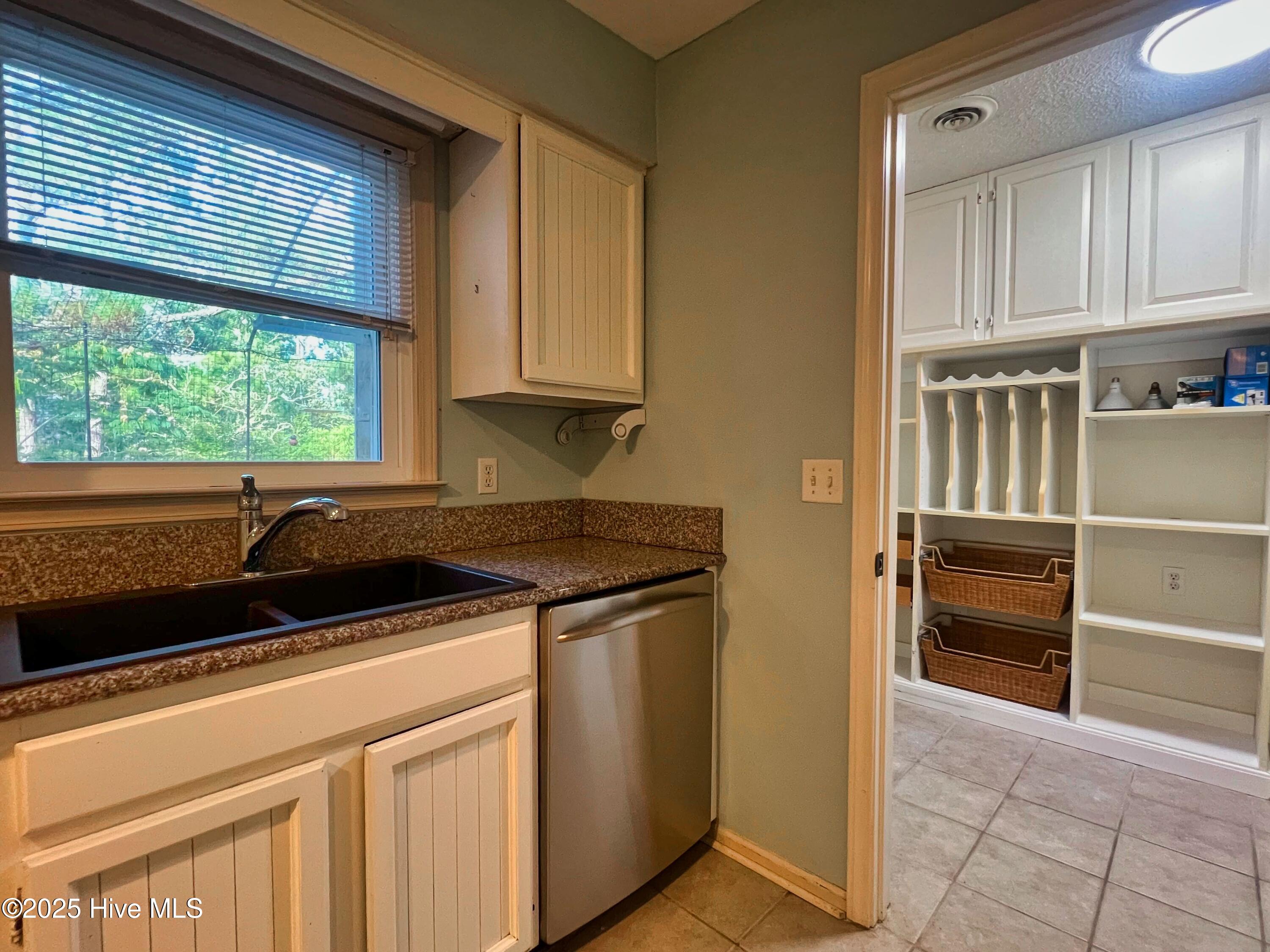 100521049 | Photo 17