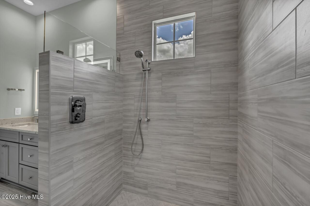 100494690 | Photo 16