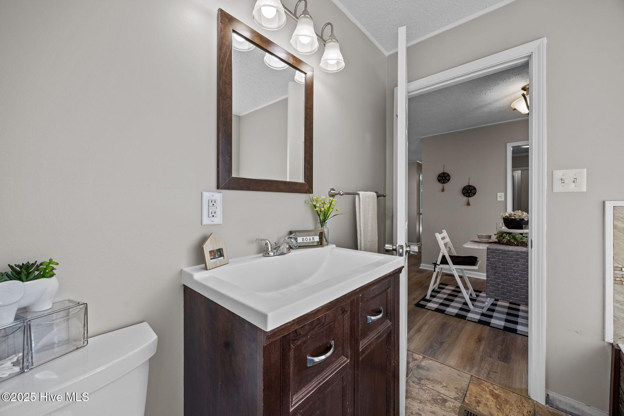 100543072 | Photo 16