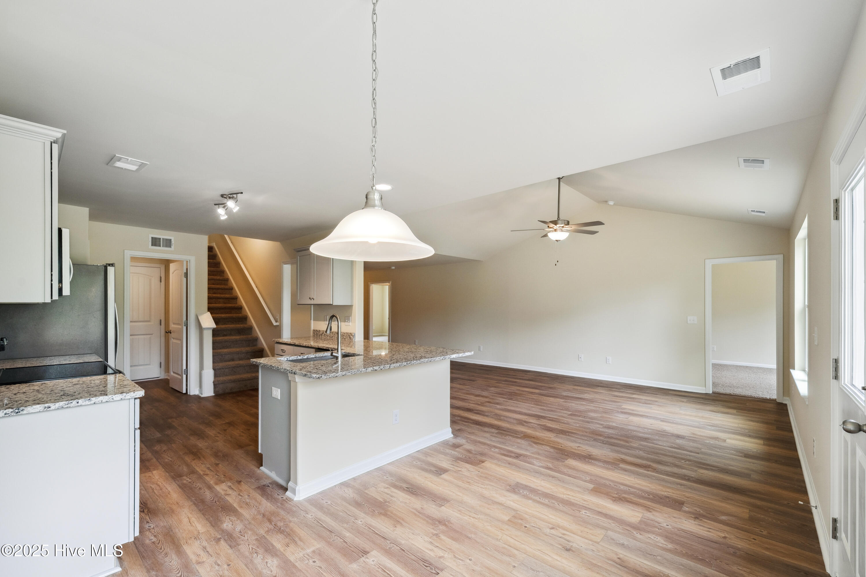 100485279 | Photo 18