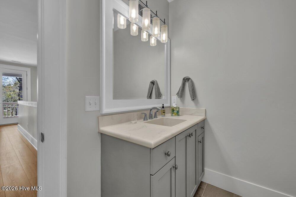 100561379 | Photo 35