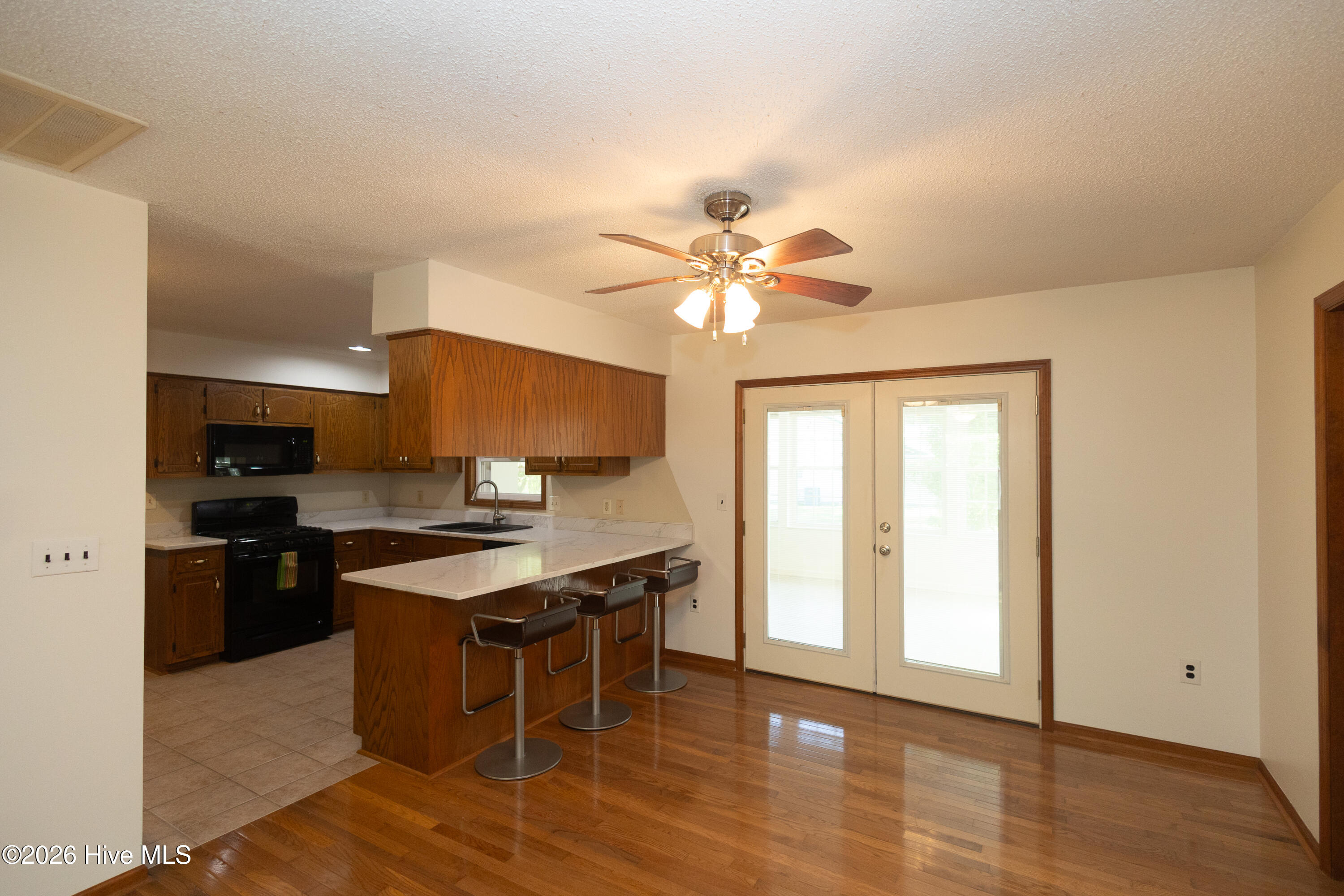 100569275 | Photo 28