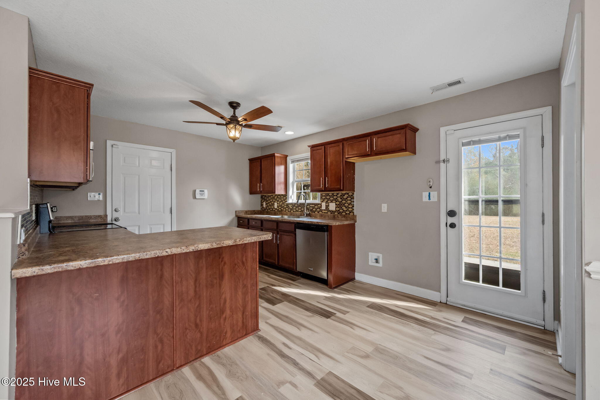 100546071 | Photo 27