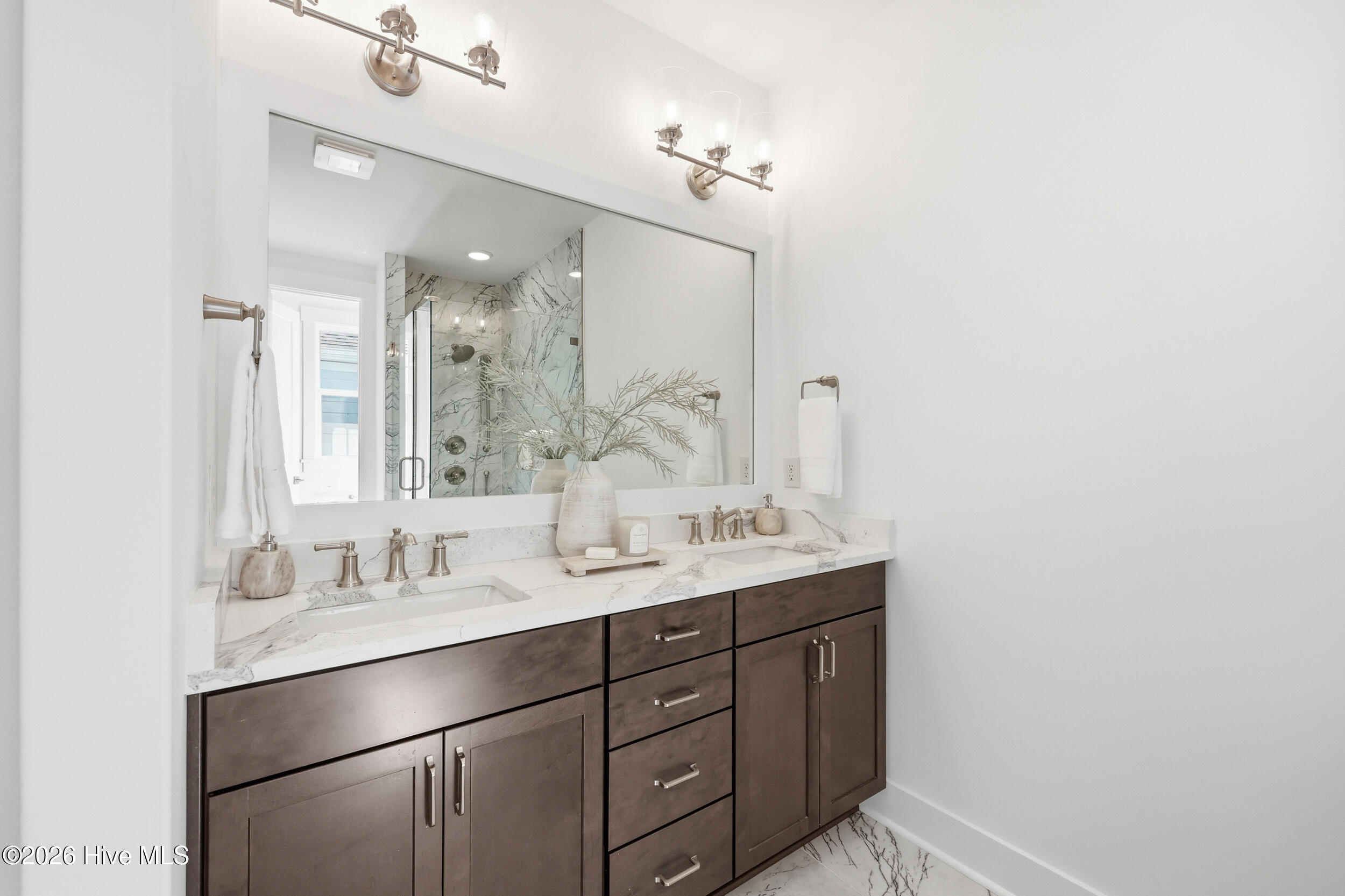 100523956 | Photo 17