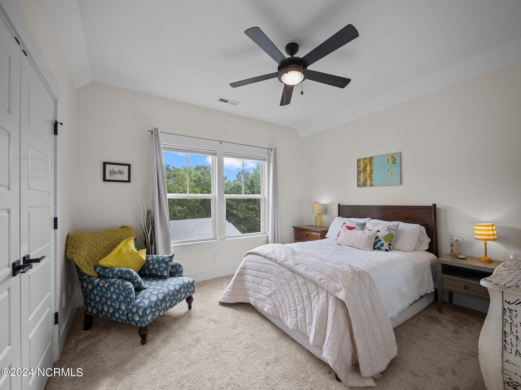 100560825 | Photo 29