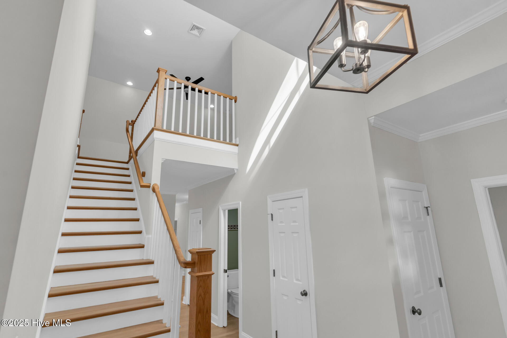 100532167 | Photo 35