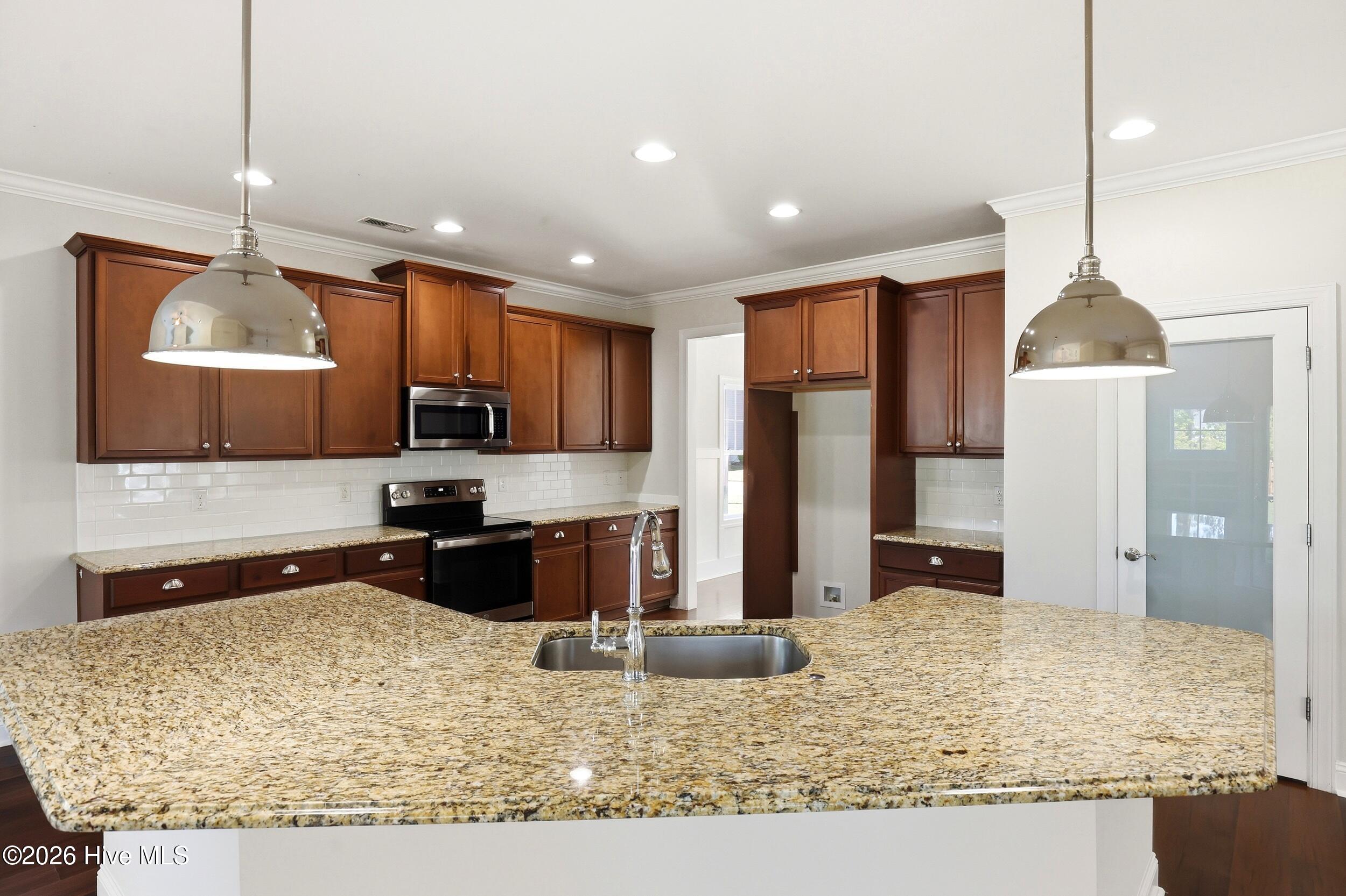 100569352 | Photo 13