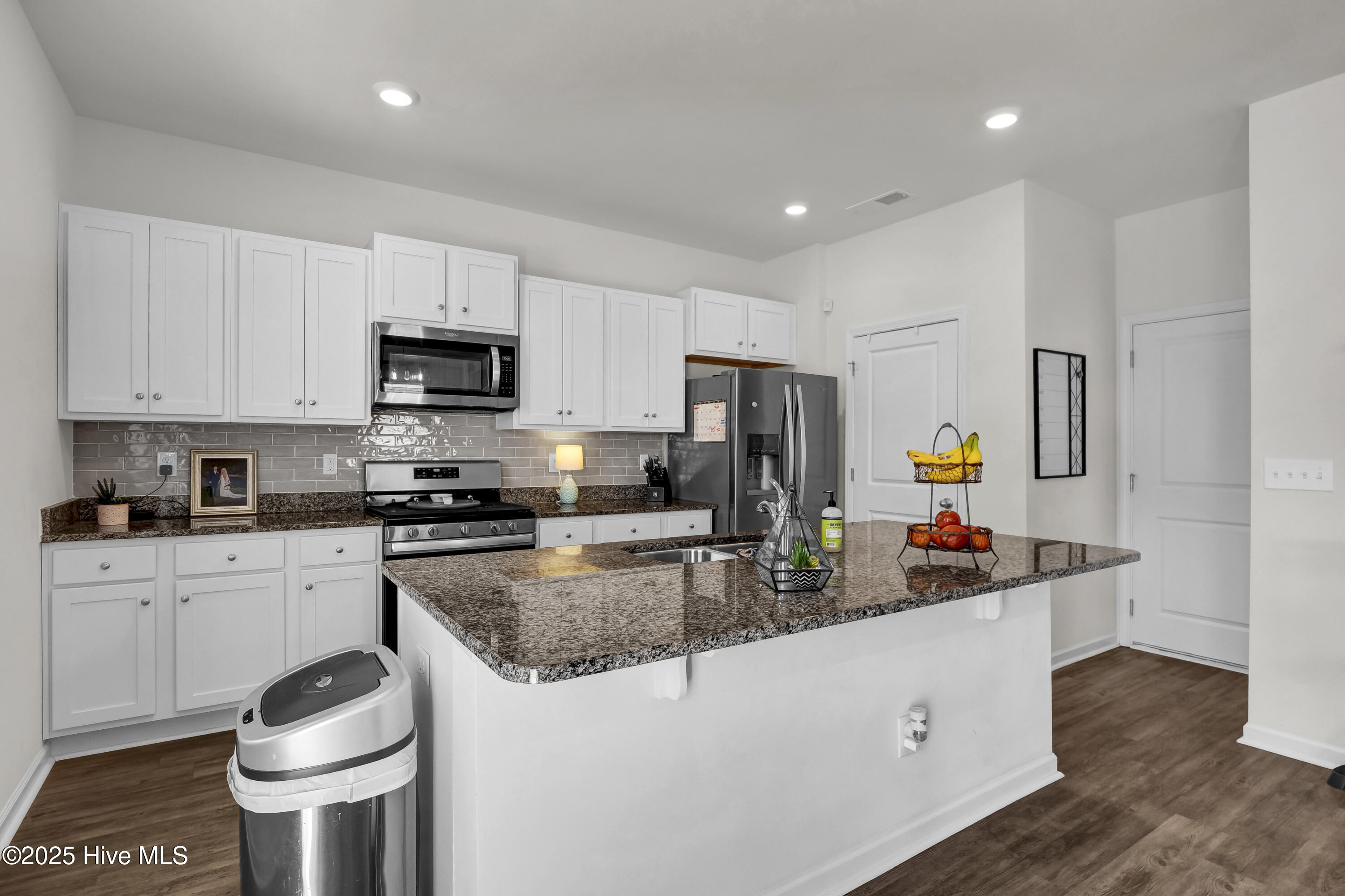 100561368 | Photo 12