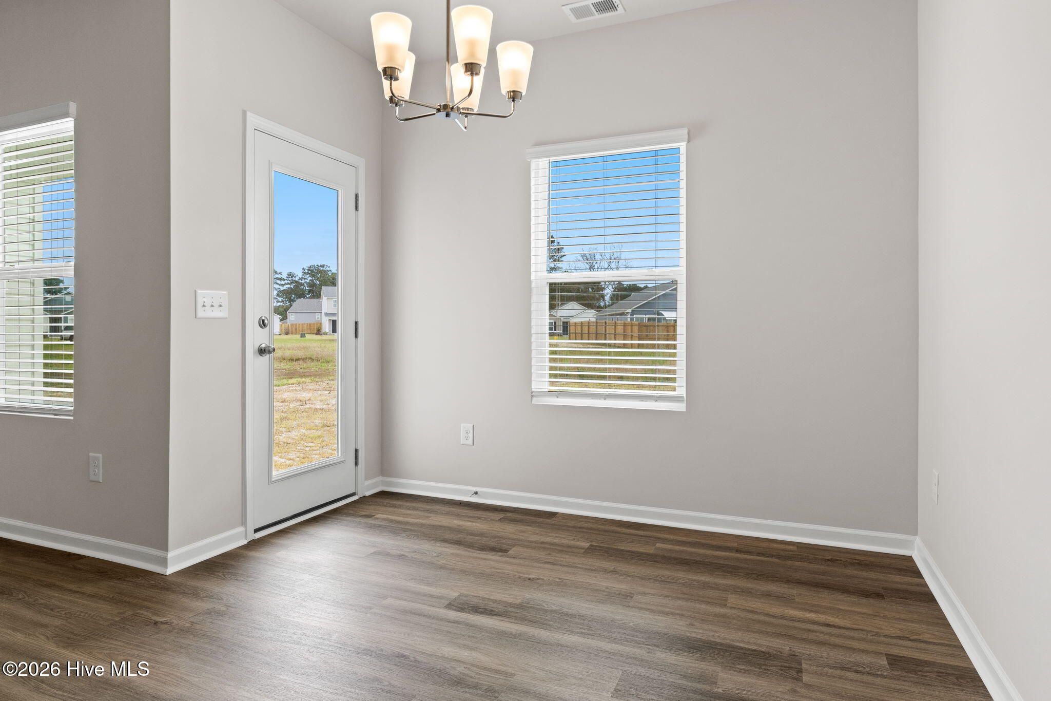 100514183 | Photo 18