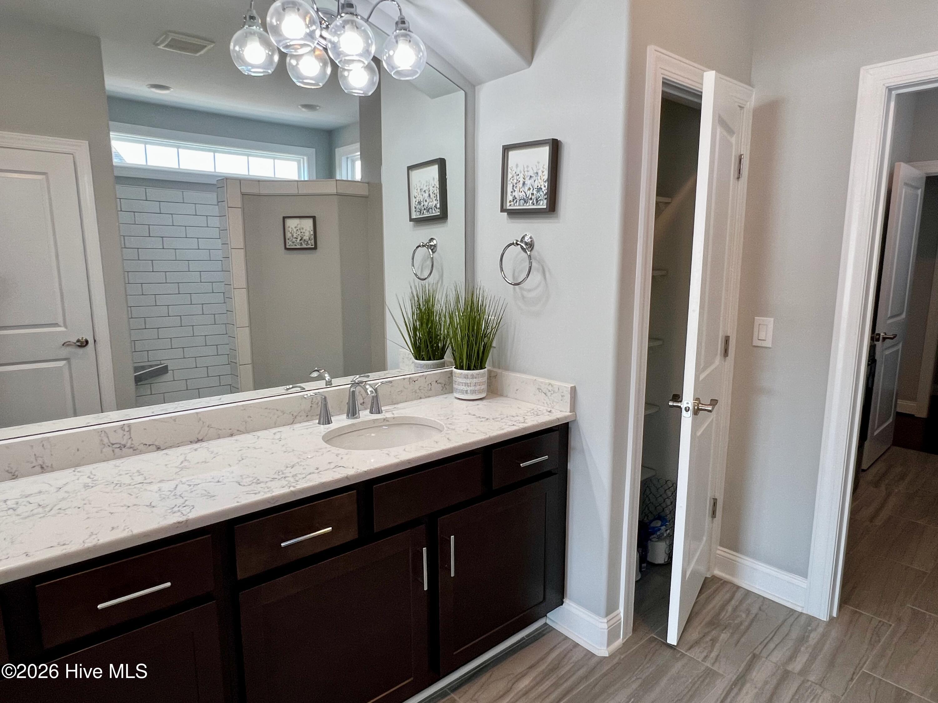 100549571 | Photo 38