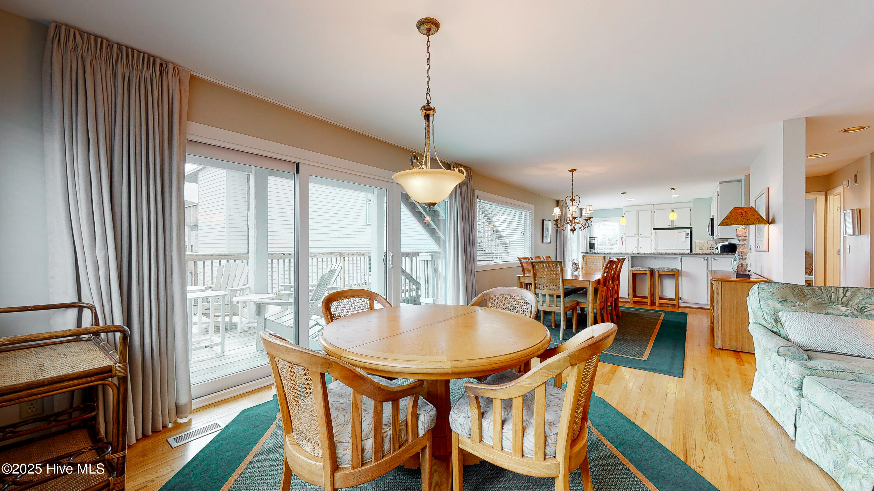 100532230 | Photo 45