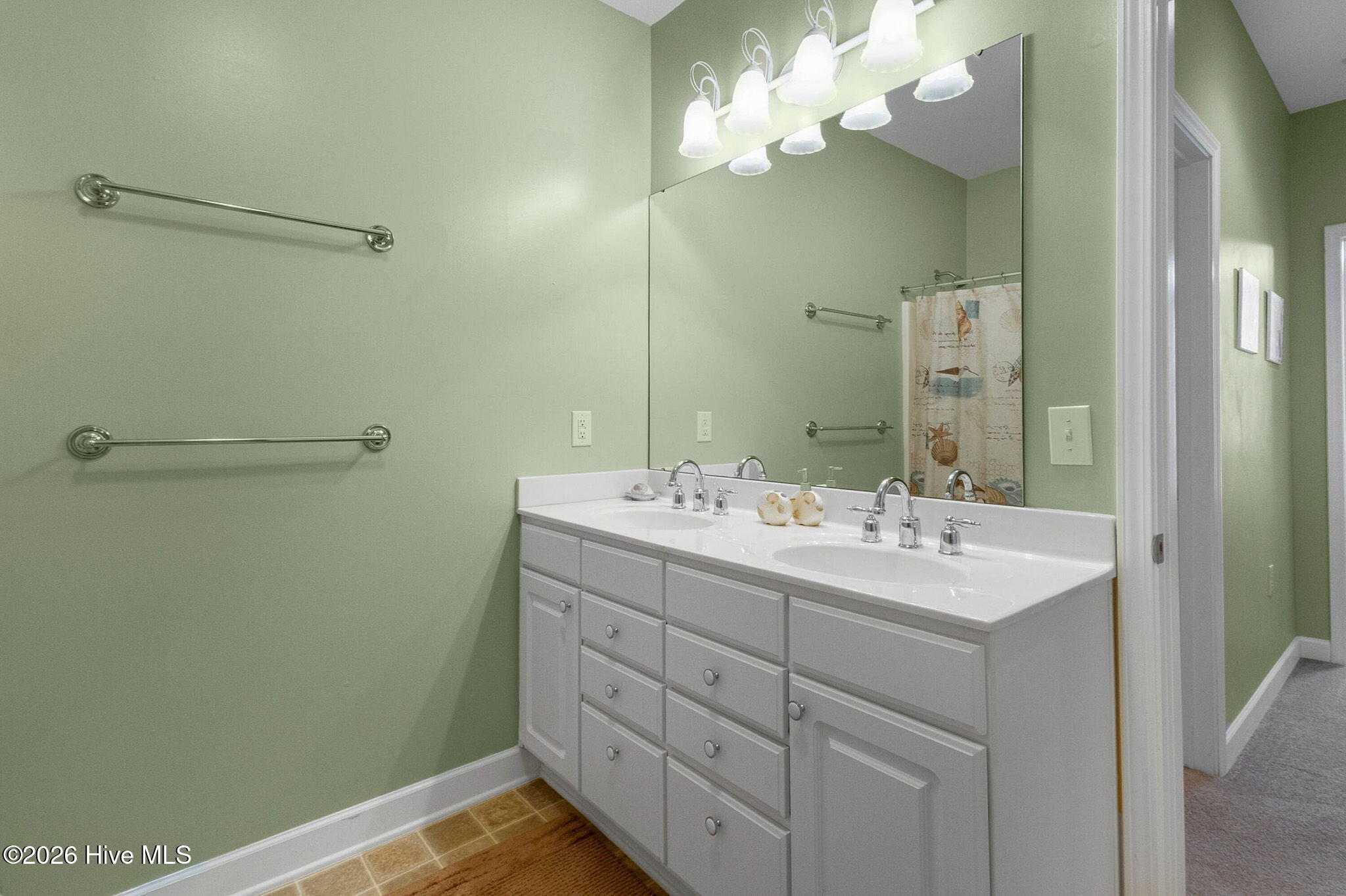 100548445 | Photo 13