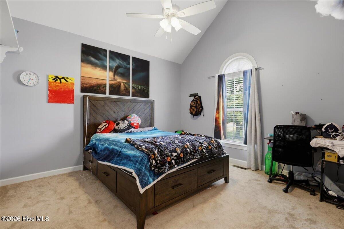 Front bedroom (2 of 2)