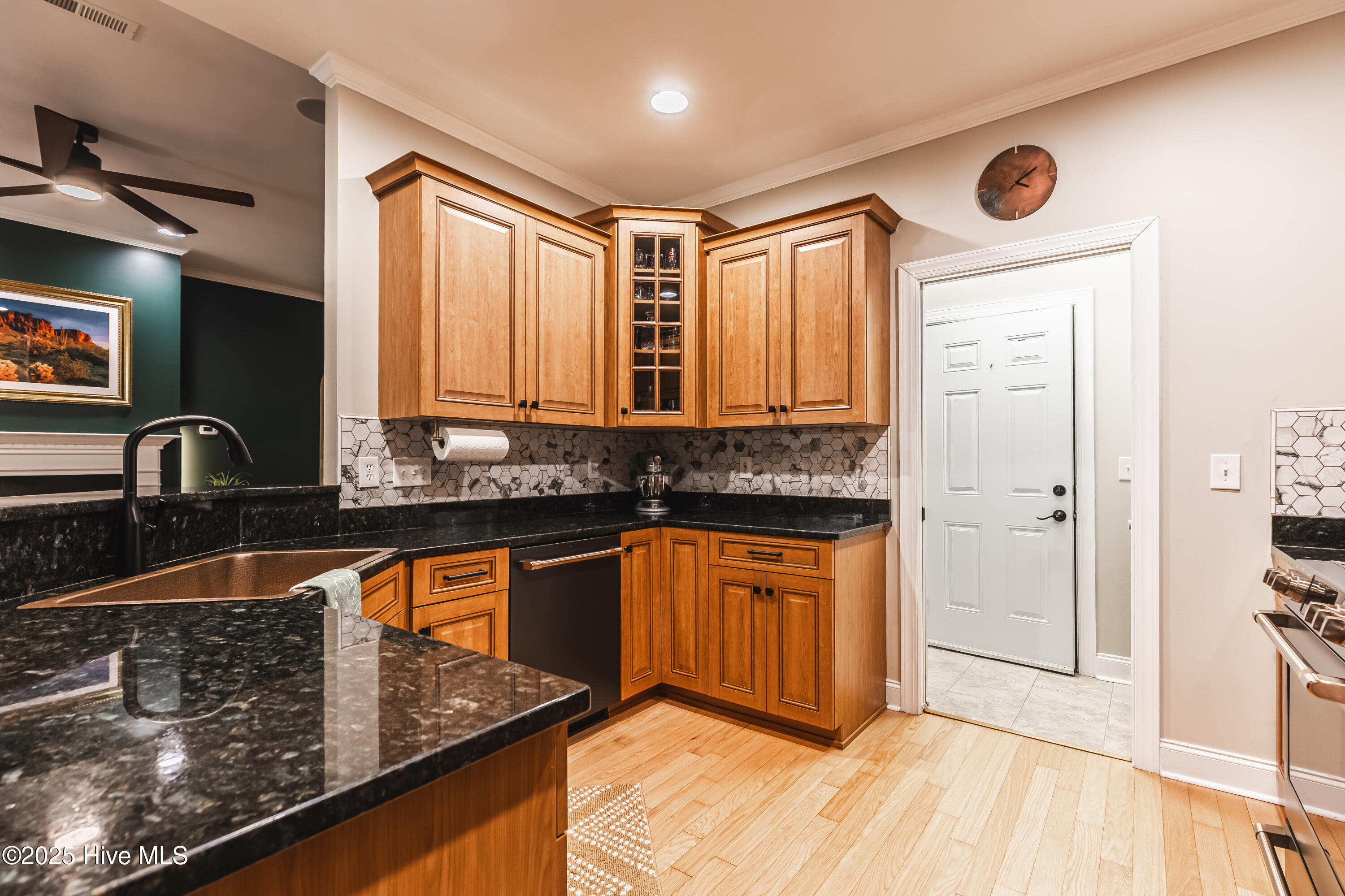 100542426 | Photo 12