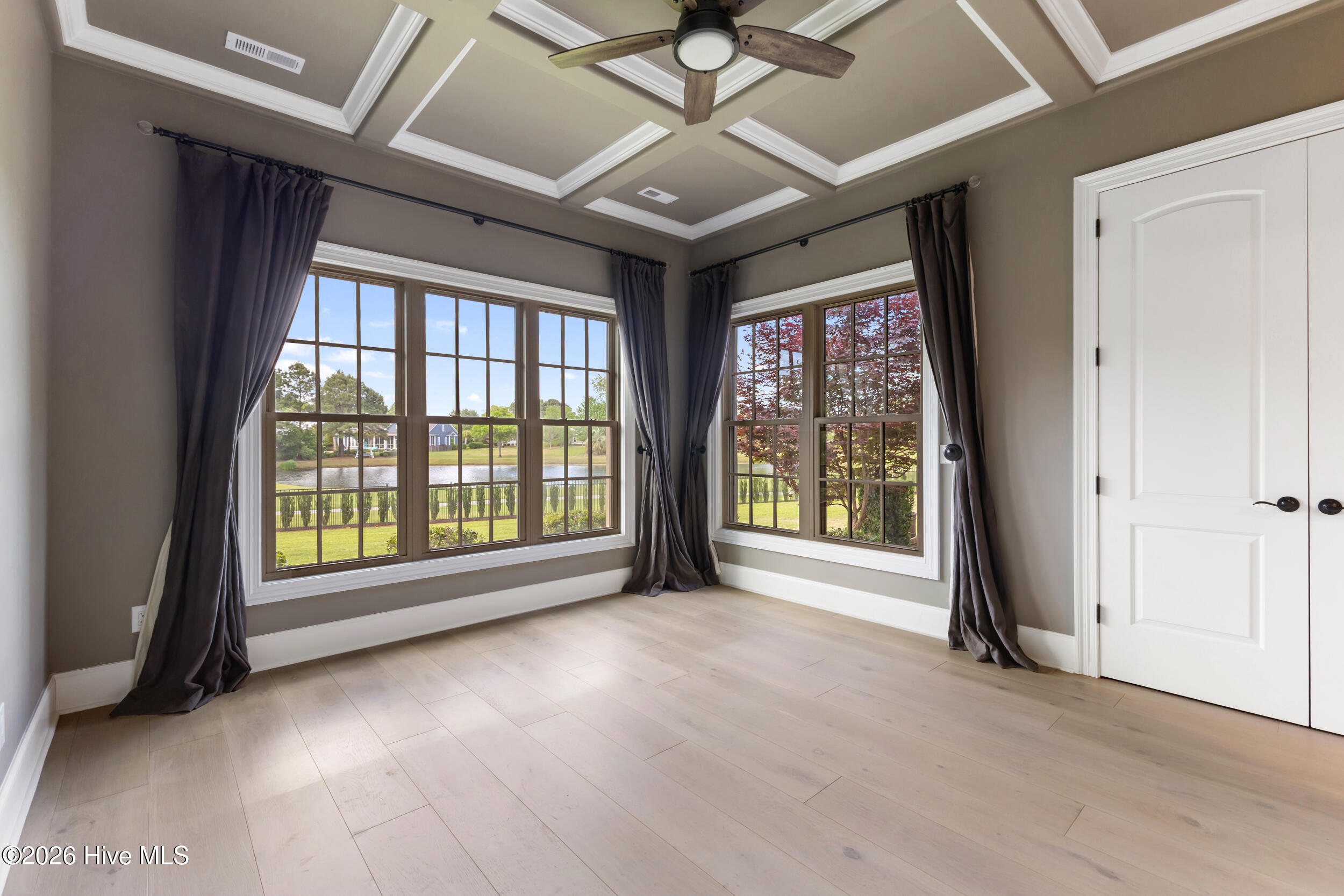 100567857 | Photo 25