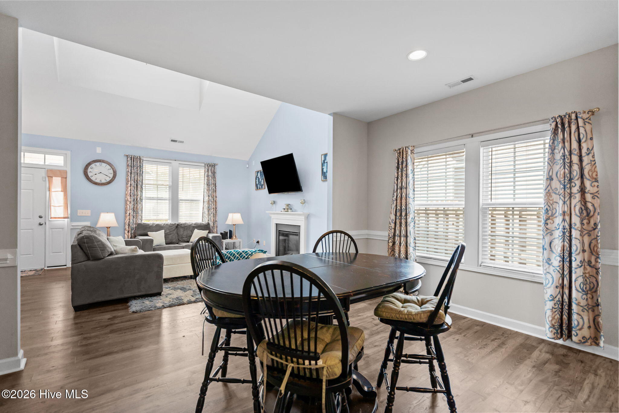 100561090 | Photo 11