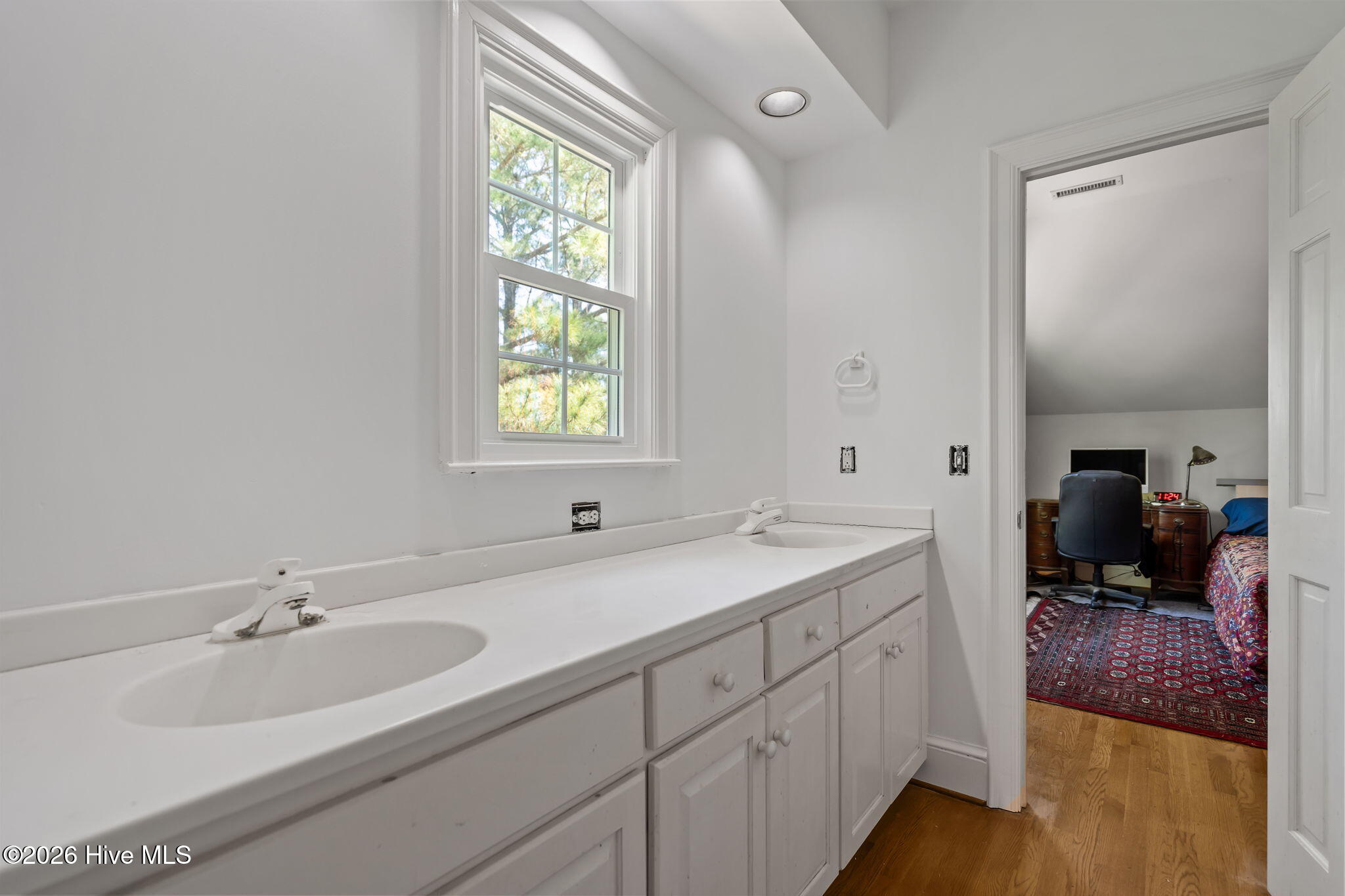 100570294 | Photo 43