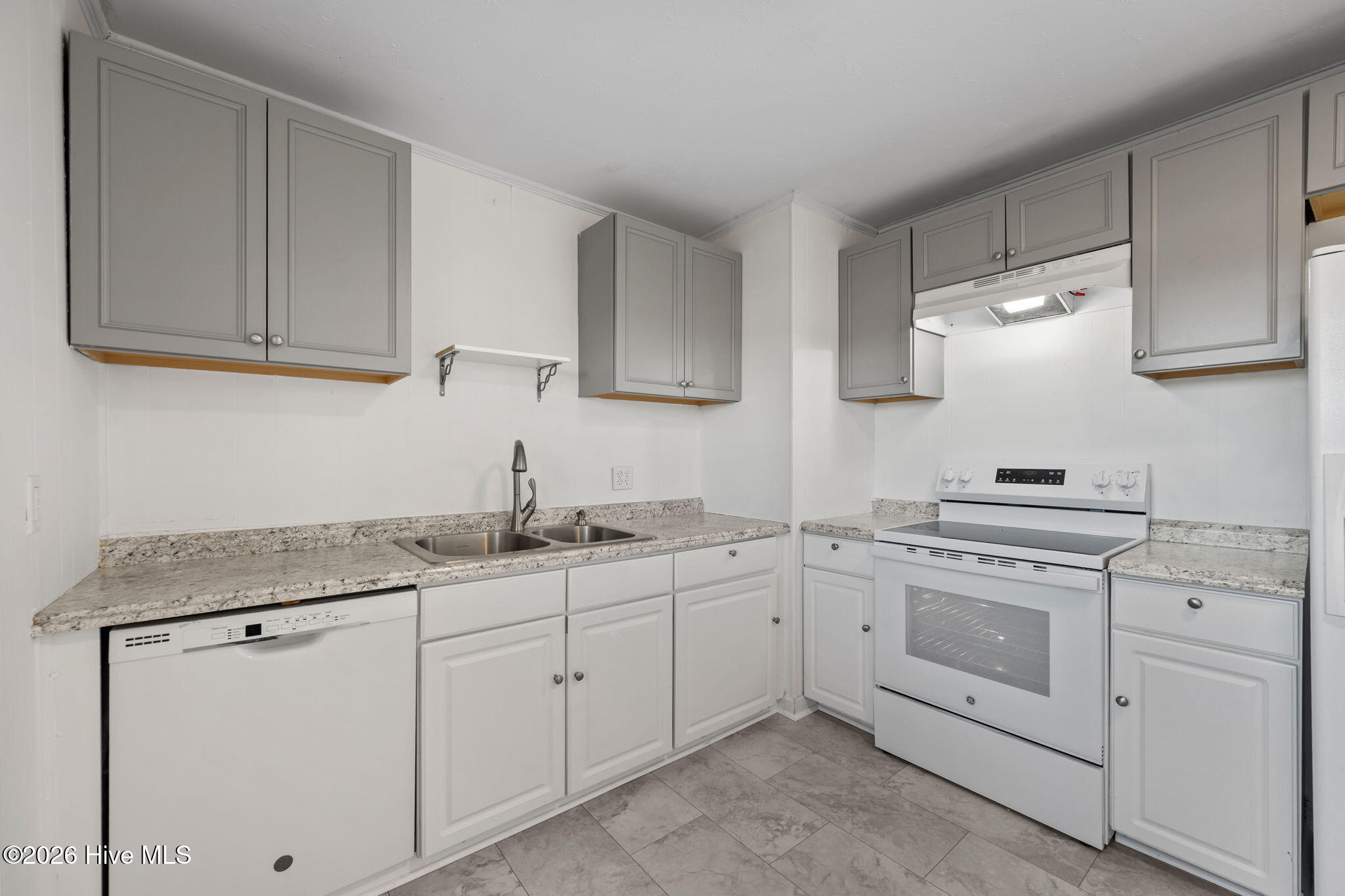 100548800 | Photo 11